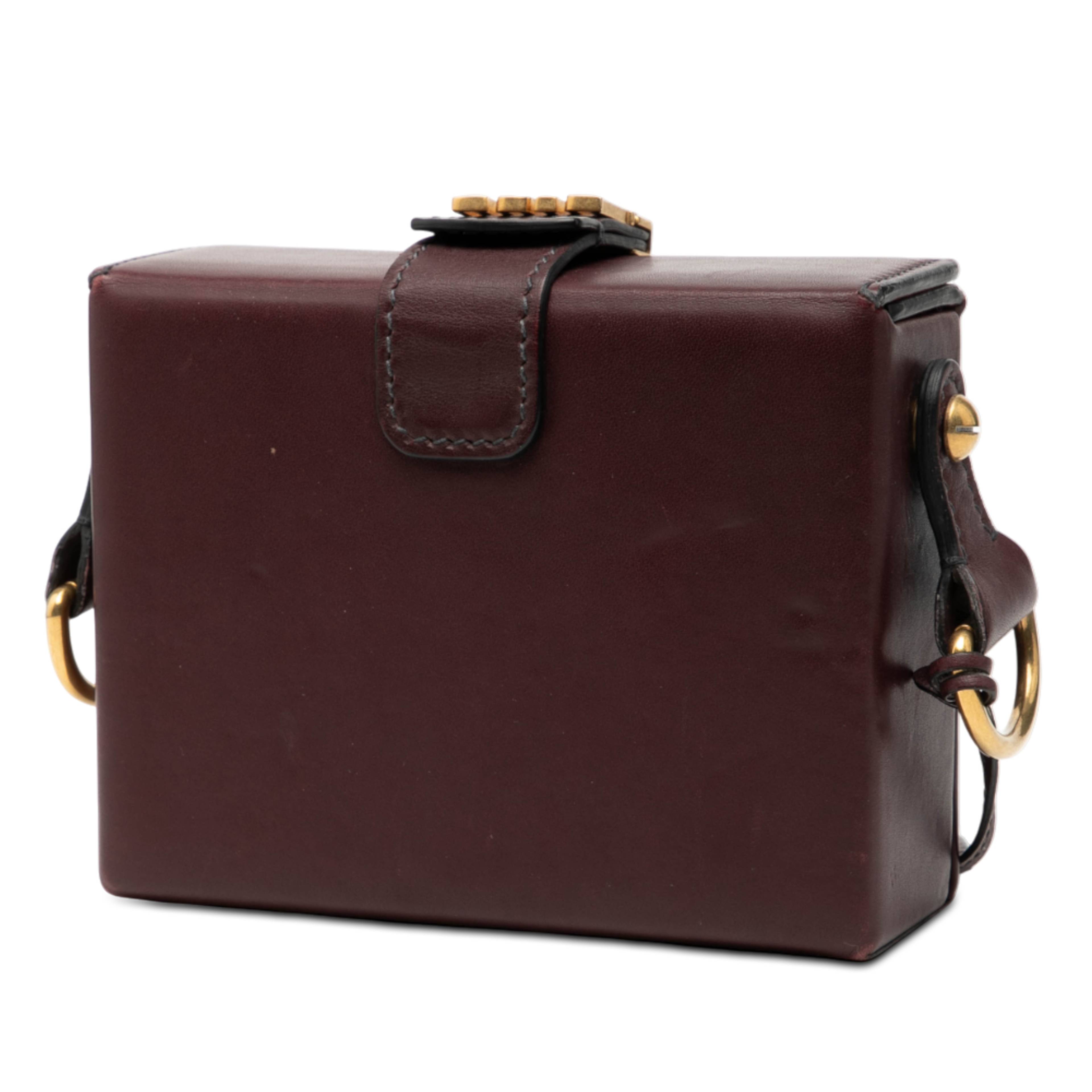 Dior Lambskin Dioraddict Lockbox Crossbody, från Luxclusif, i färgen burgundy. Klicka för att öppna bilden i stort format