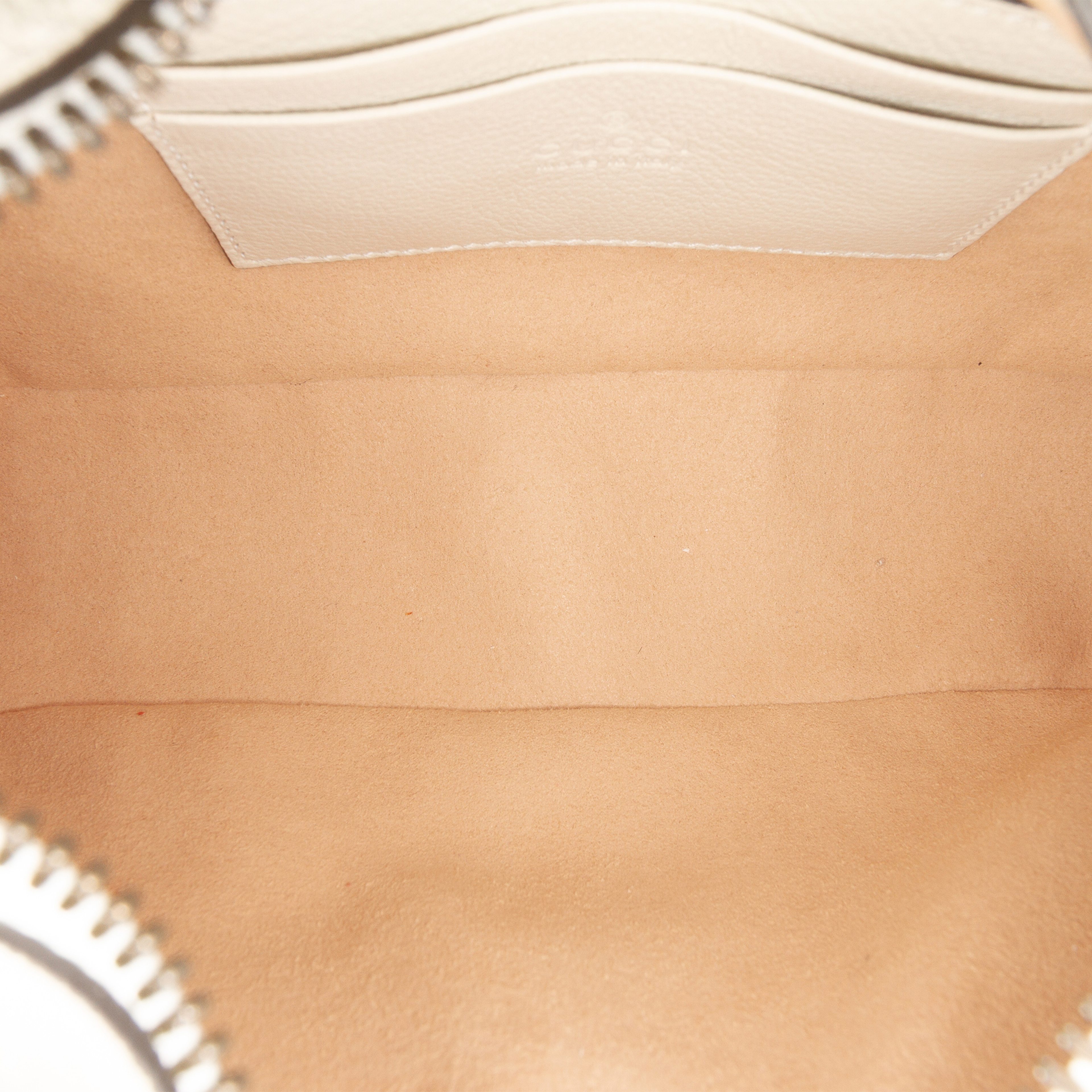 Gucci Small Calfskin Aphrodite Satchel, från Luxclusif, i färgen white. Klicka för att öppna bilden i stort format