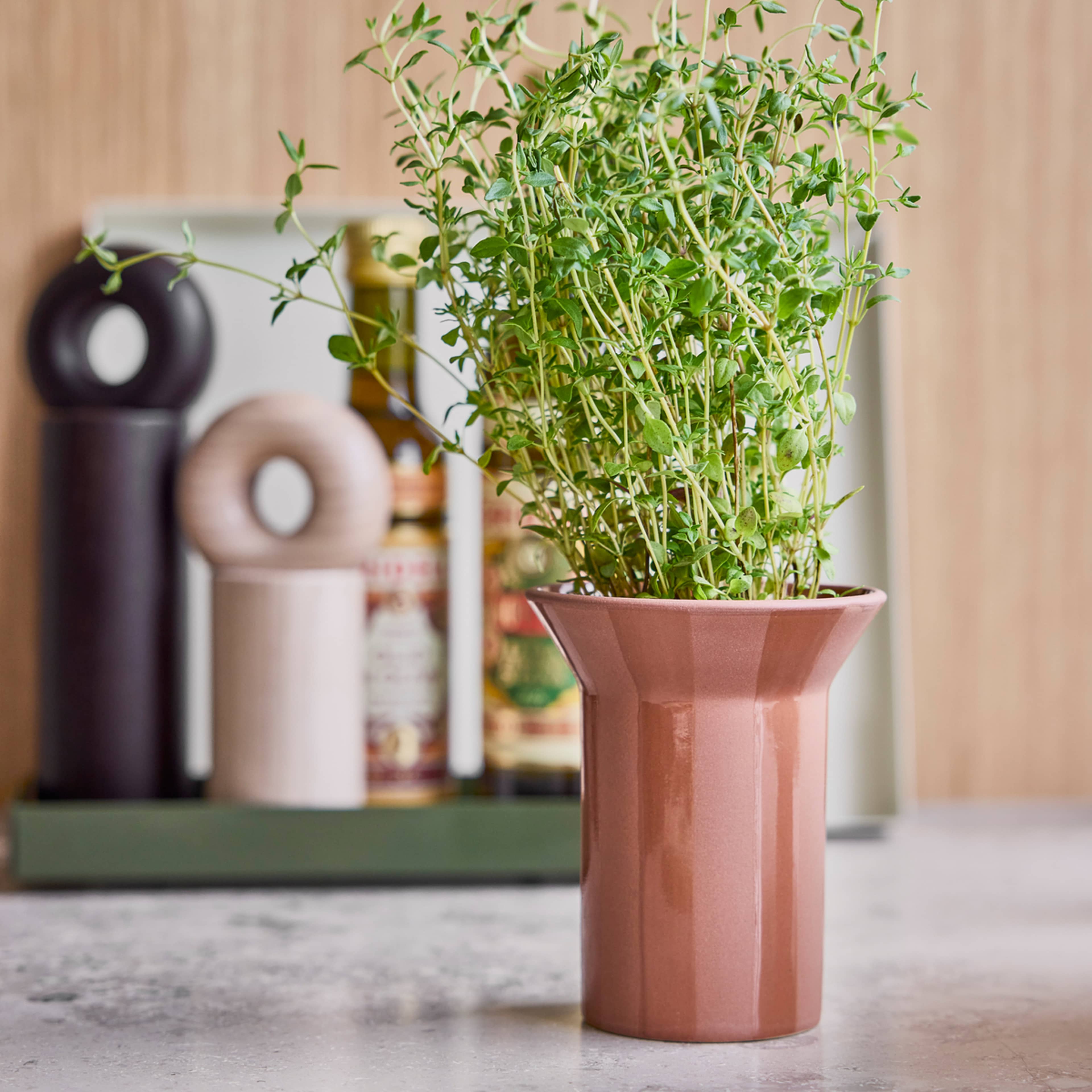 Luonto Small Pot, från OYOY Living, i färgen terracotta. Klicka för att öppna bilden i stort format