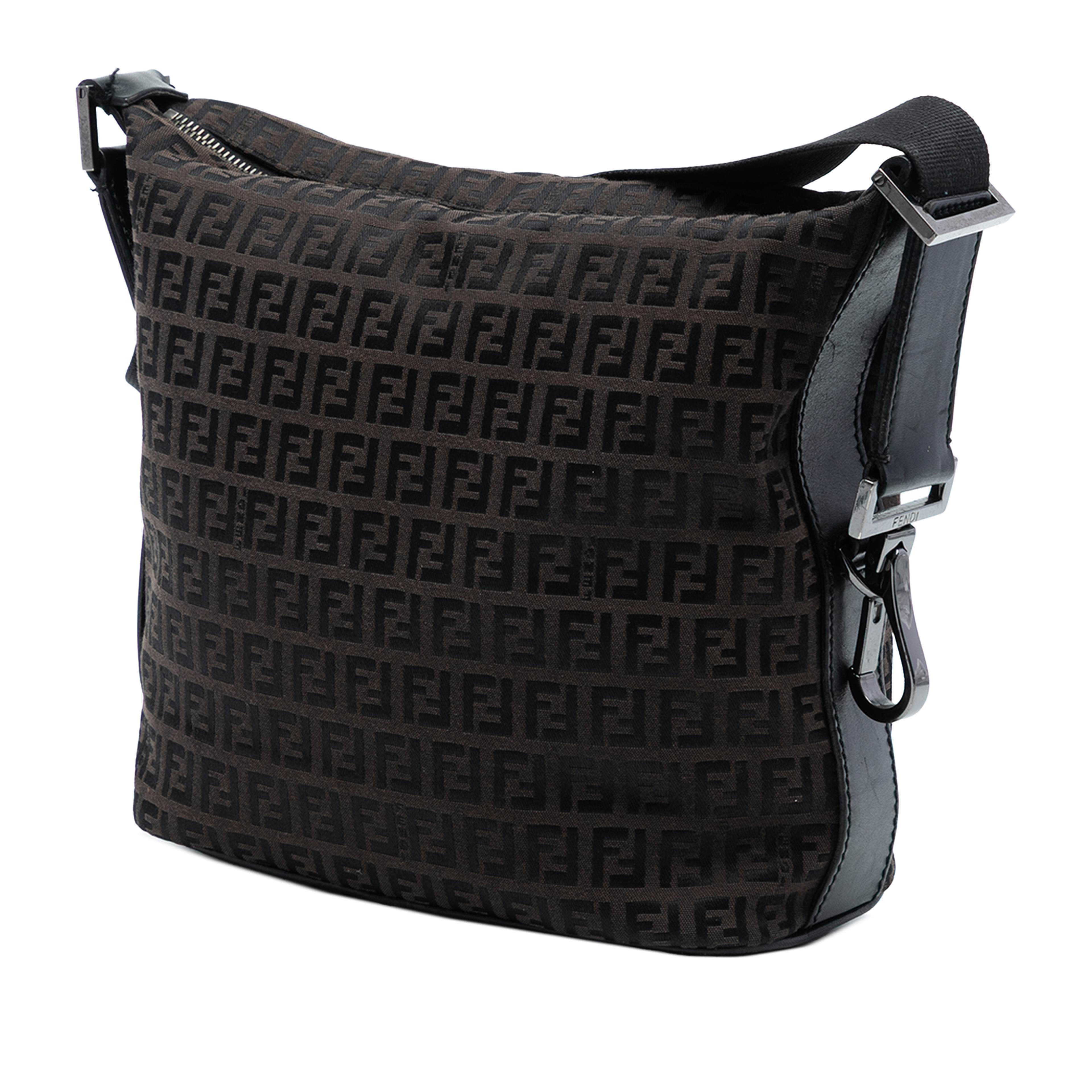 Fendi Zucchino Canvas Shoulder Bag, från Luxclusif, i färgen dark brown. Klicka för att öppna bilden i stort format