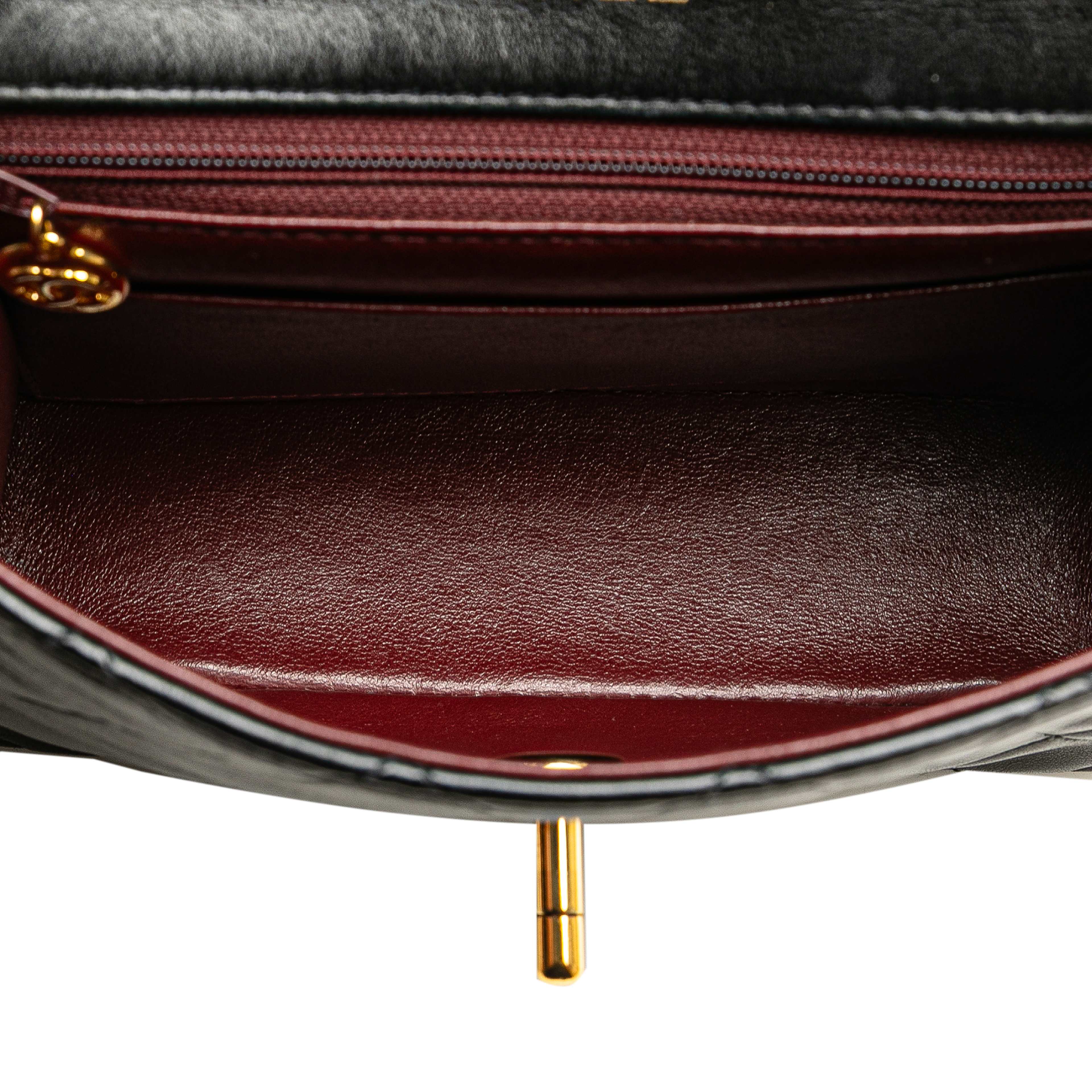 Chanel Mini Square Classic Lambskin Single Flap, från Luxclusif, i färgen black. Klicka för att öppna bilden i stort format