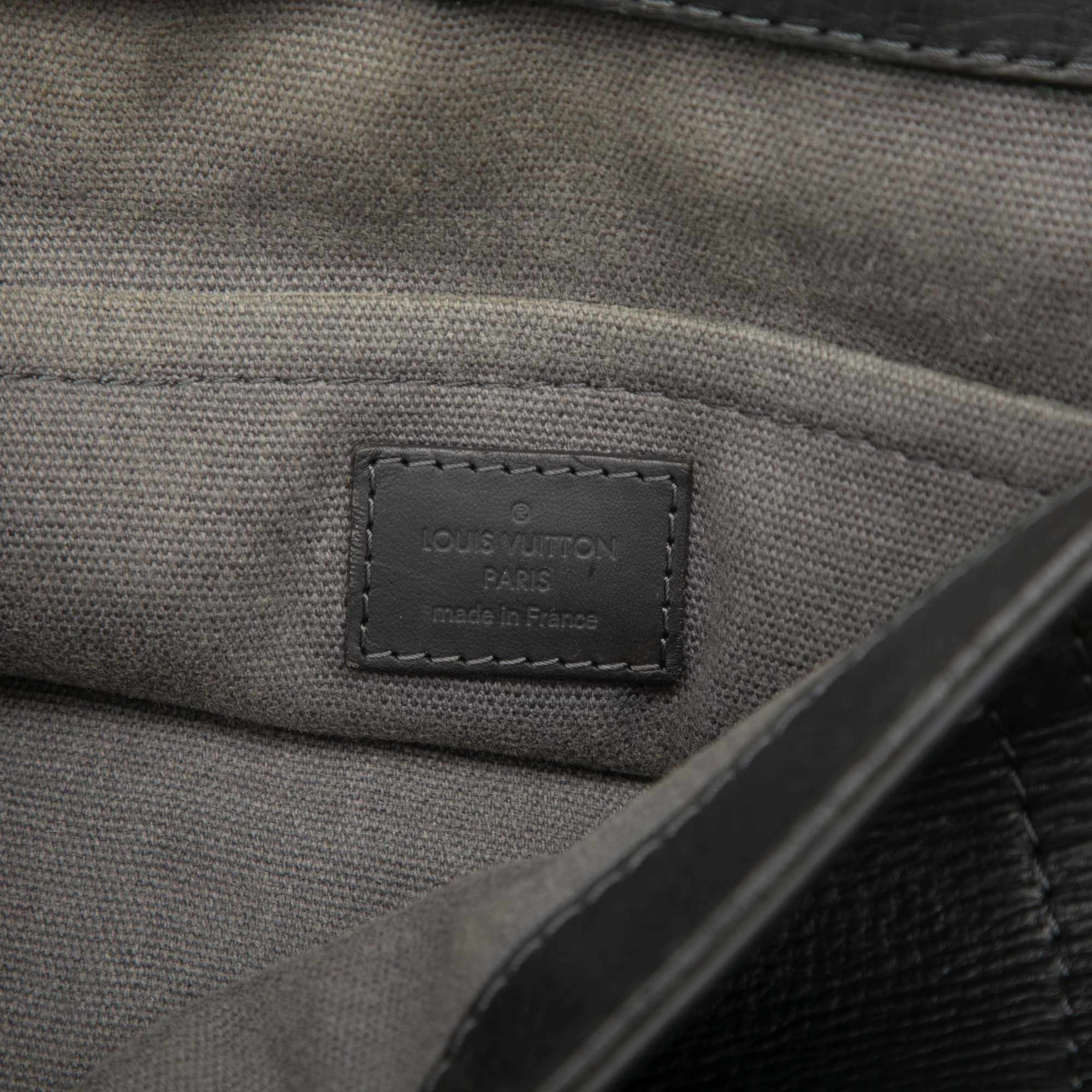 Louis Vuitton Utah Omaha, från Luxclusif, i färgen svart. Klicka för att öppna bilden i stort format