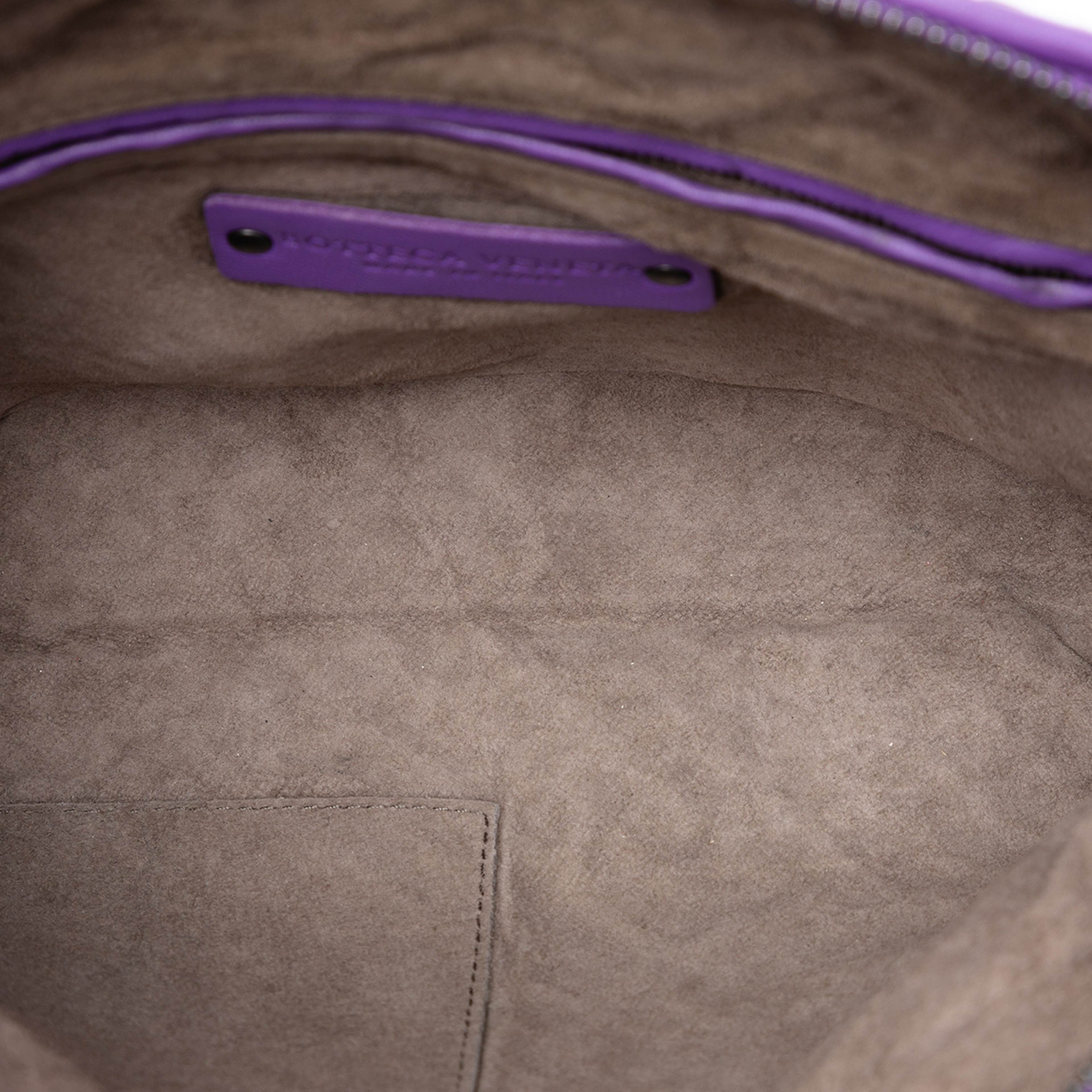 Bottega Veneta Nappa Intrecciato Nodini Crossbody, från Luxclusif, i färgen purple. Klicka för att öppna bilden i stort format