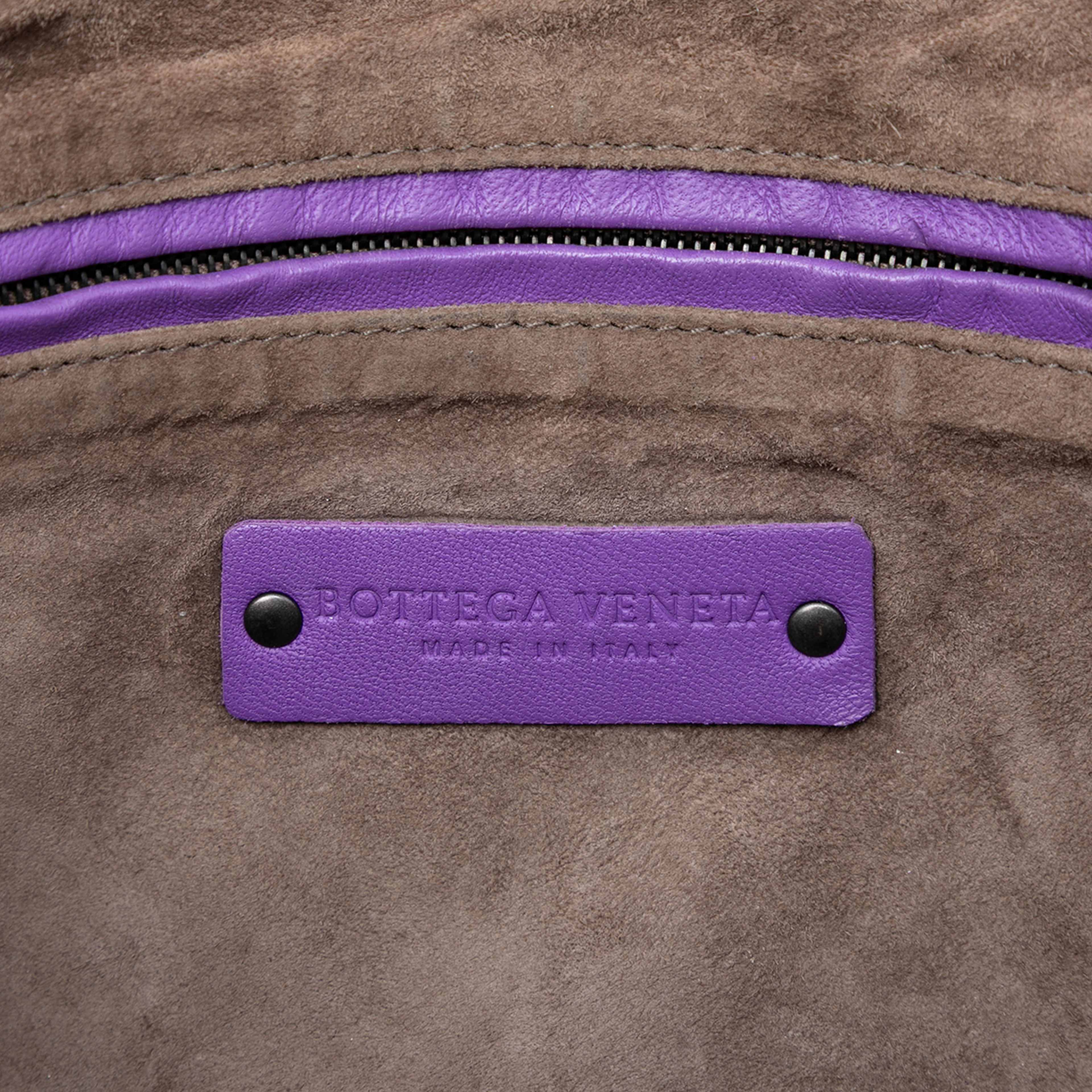 Bottega Veneta Nappa Intrecciato Nodini Crossbody, från Luxclusif, i färgen purple. Klicka för att öppna bilden i stort format