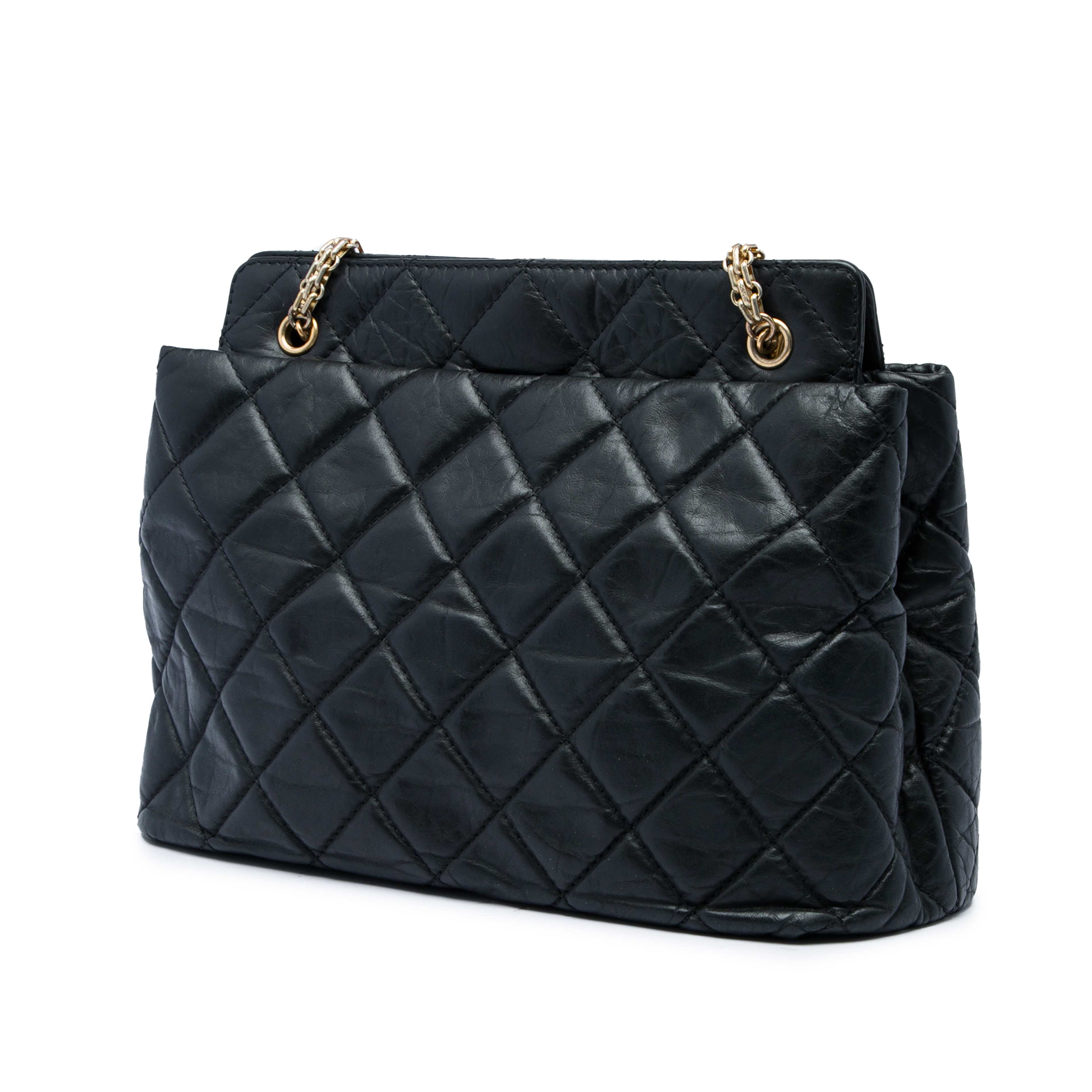 Chanel Medium Quilted Aged Calfskin Reissue 2.55 Tote, från Luxclusif, i färgen svart. Klicka för att öppna bilden i stort format