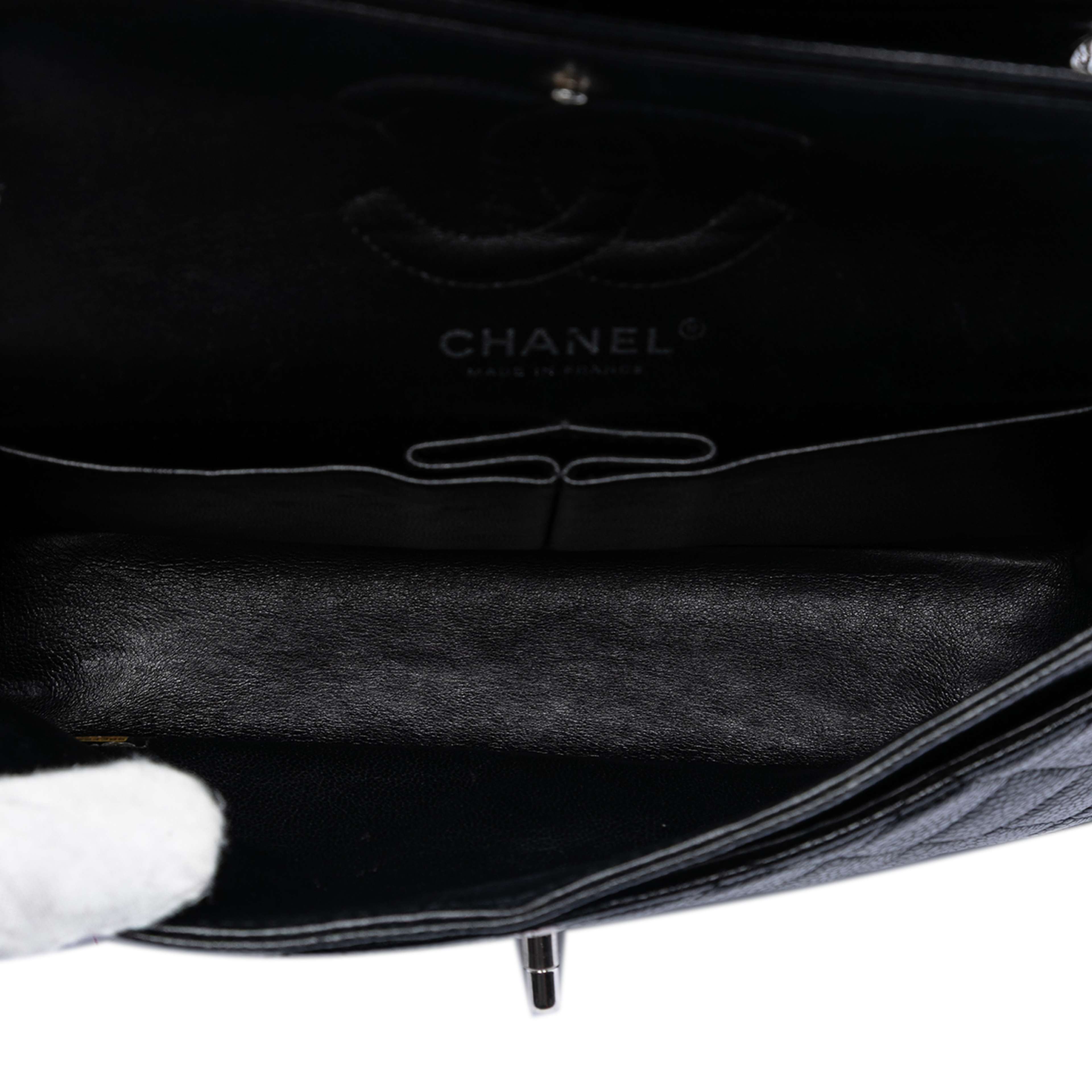 Chanel Small Classic Caviar Double Flap, från Luxclusif, i färgen black. Klicka för att öppna bilden i stort format