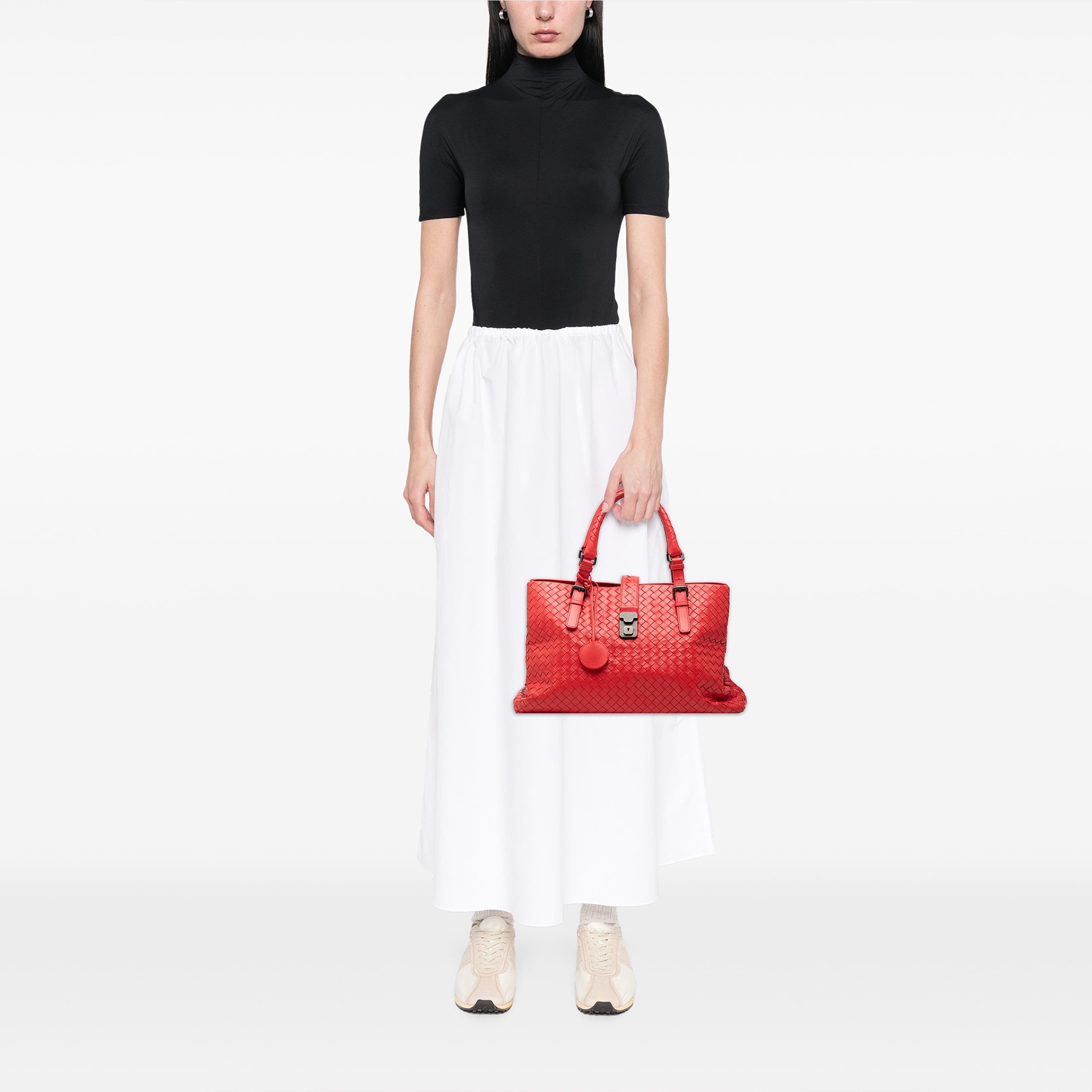Bottega Veneta Medium Nappa Intrecciato Roma Tote, från Luxclusif, i färgen röd. Klicka för att öppna bilden i stort format