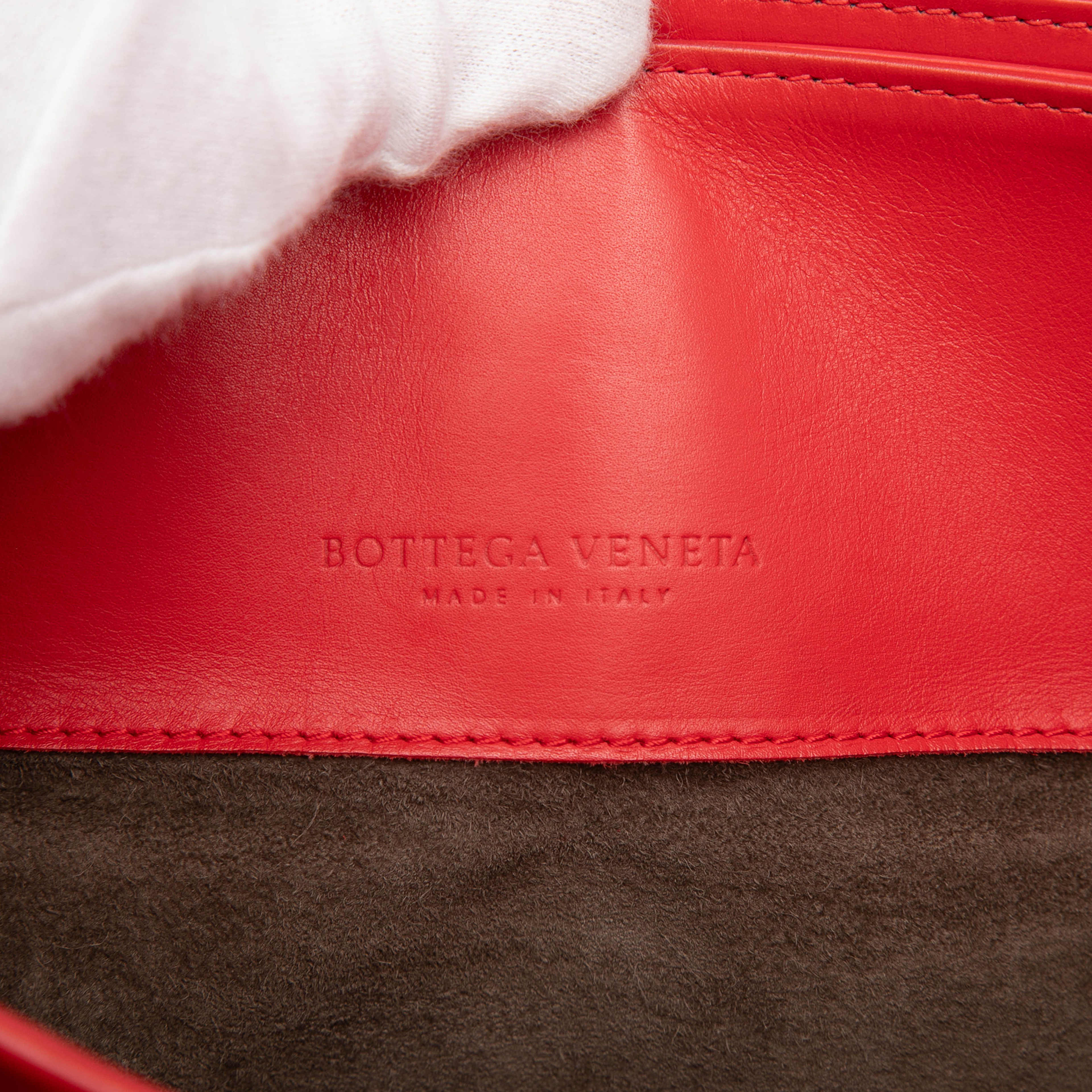 Bottega Veneta Medium Nappa Intrecciato Roma Tote, från Luxclusif, i färgen red. Klicka för att öppna bilden i stort format