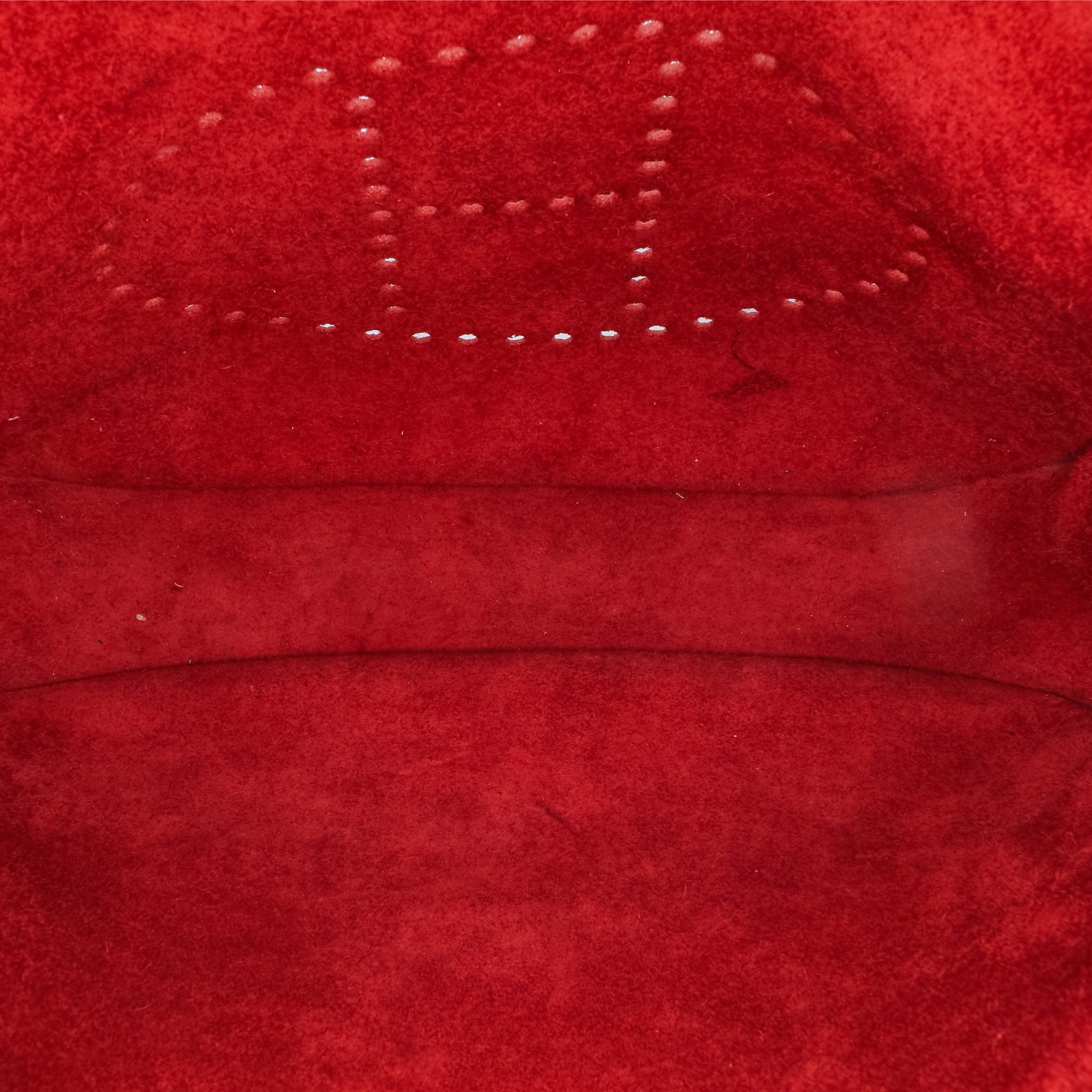 Hermès Clemence Evelyne Iii 29 Pm, från Luxclusif, i färgen dark red. Klicka för att öppna bilden i stort format