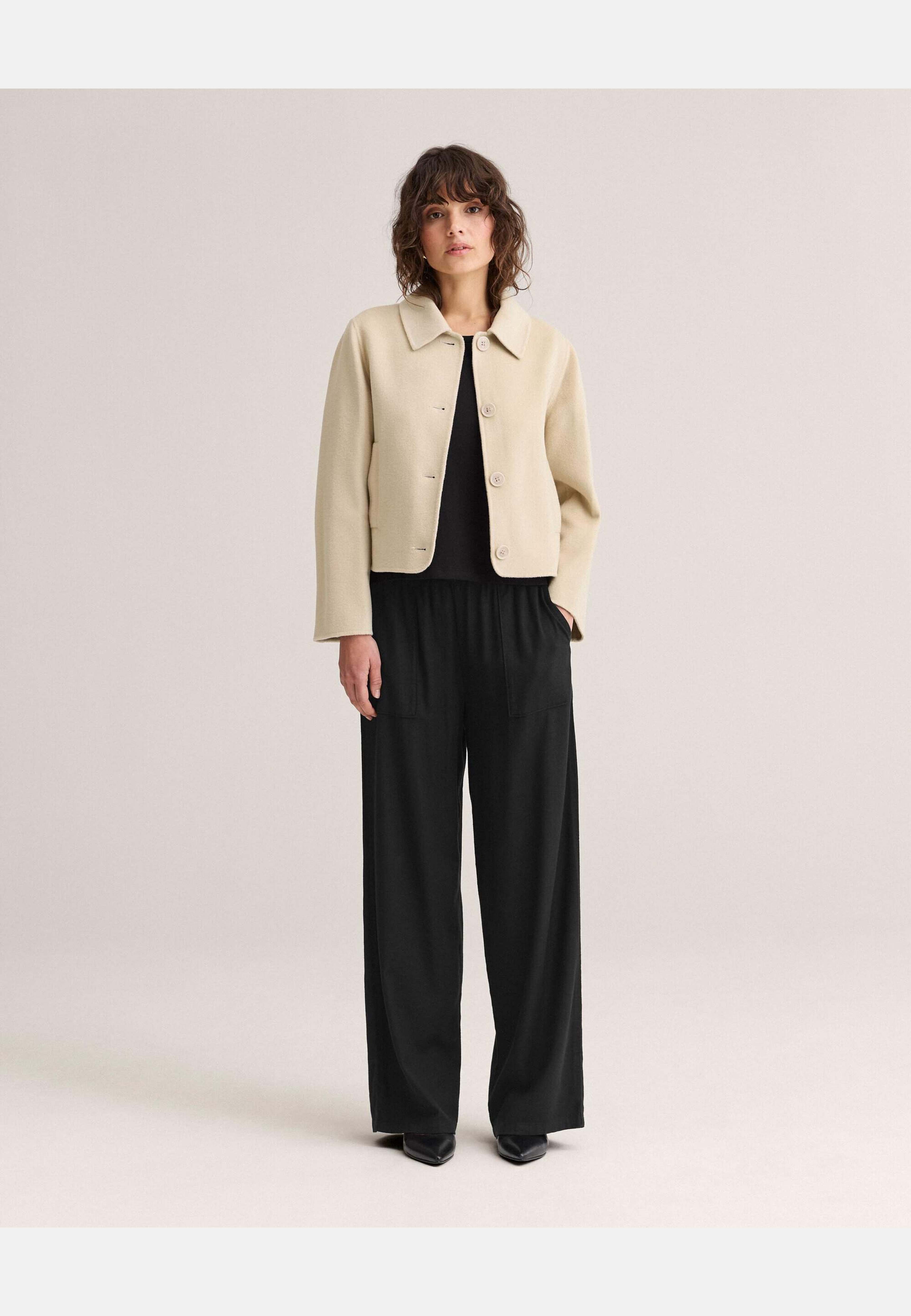 Siri Jacket, från Newhouse, i färgen vit. Klicka för att öppna bilden i stort format