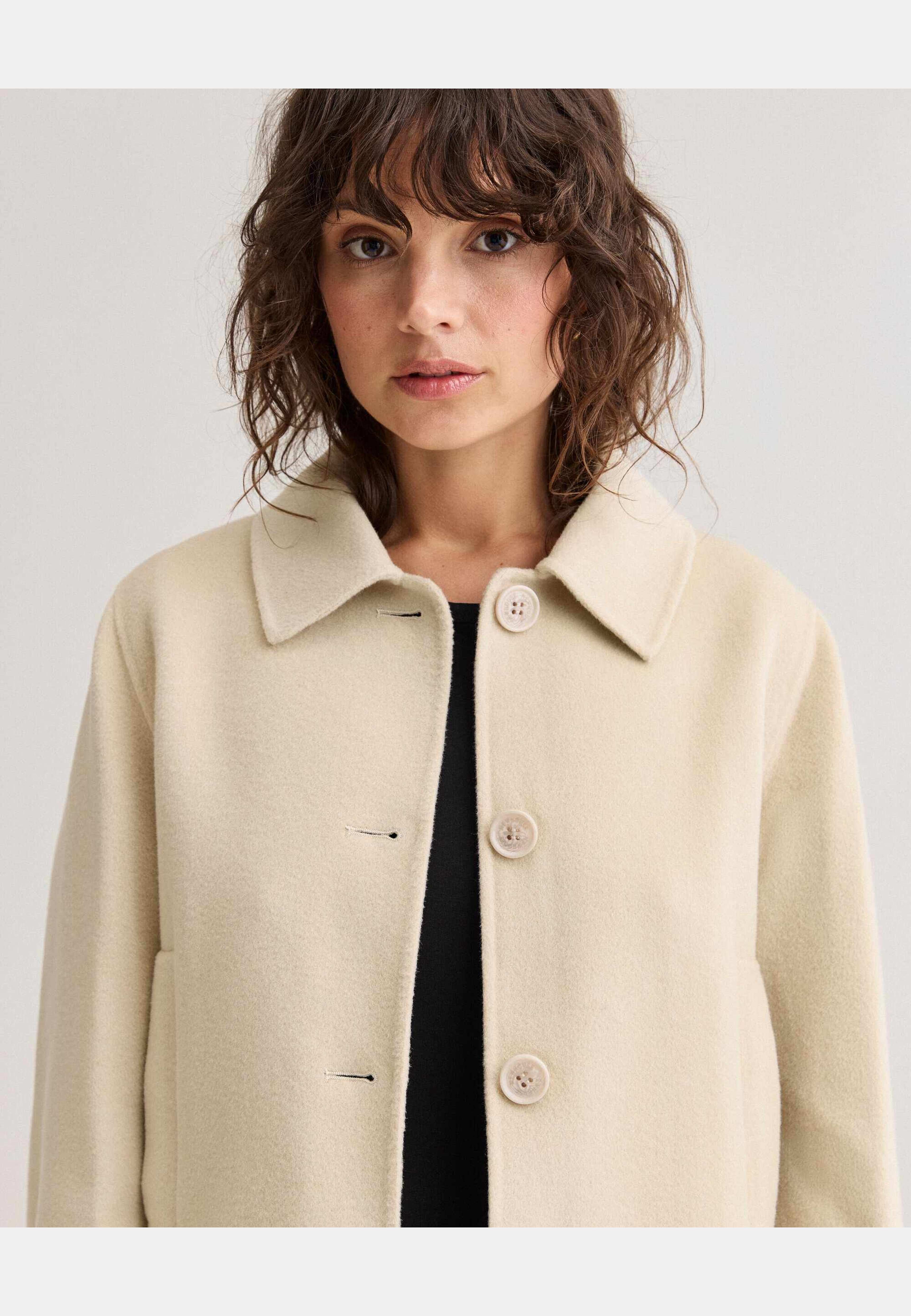 Siri Jacket, från Newhouse, i färgen vit. Klicka för att öppna bilden i stort format