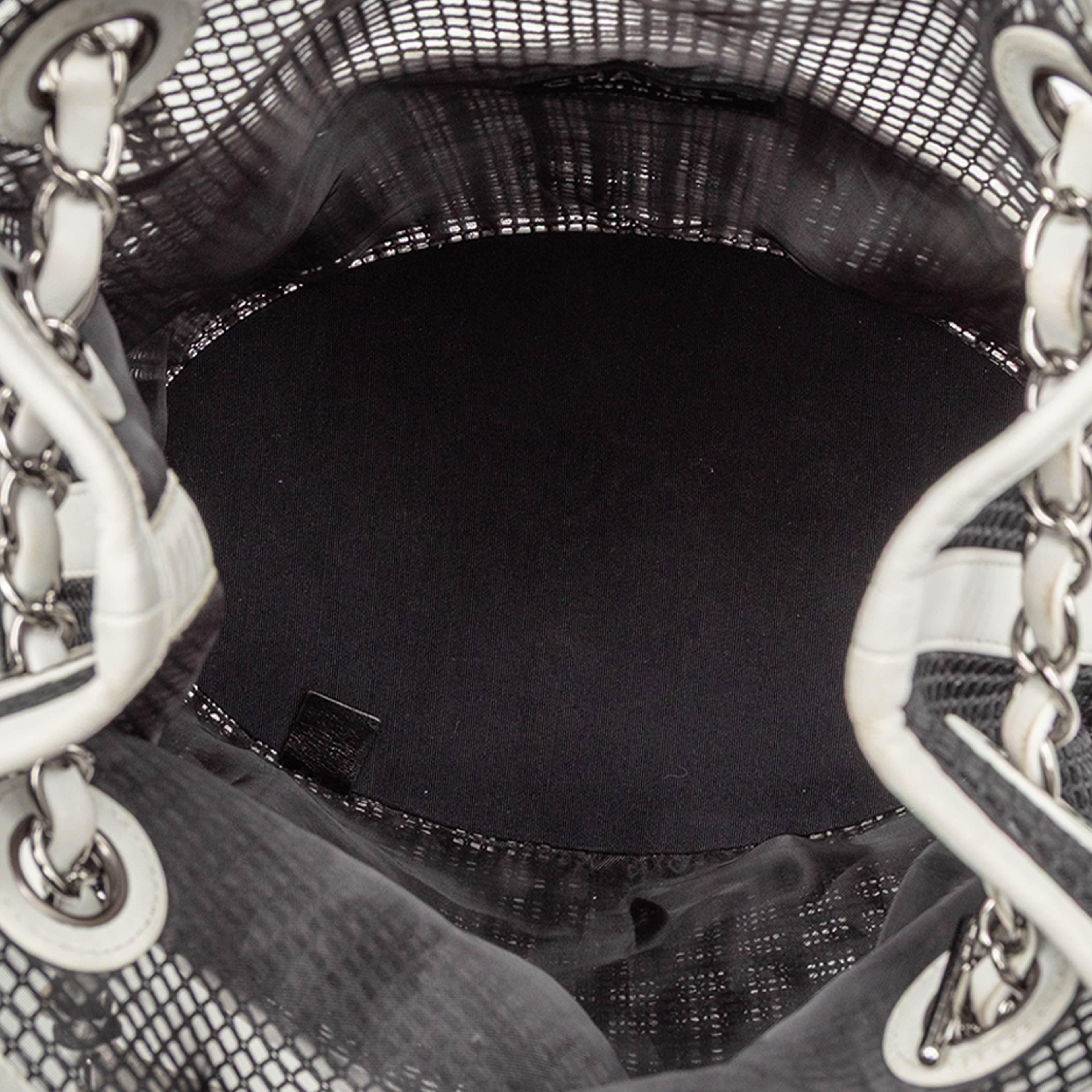 Chanel Cc Mesh And Calfskin Bucket Bag, från Luxclusif, i färgen black. Klicka för att öppna bilden i stort format