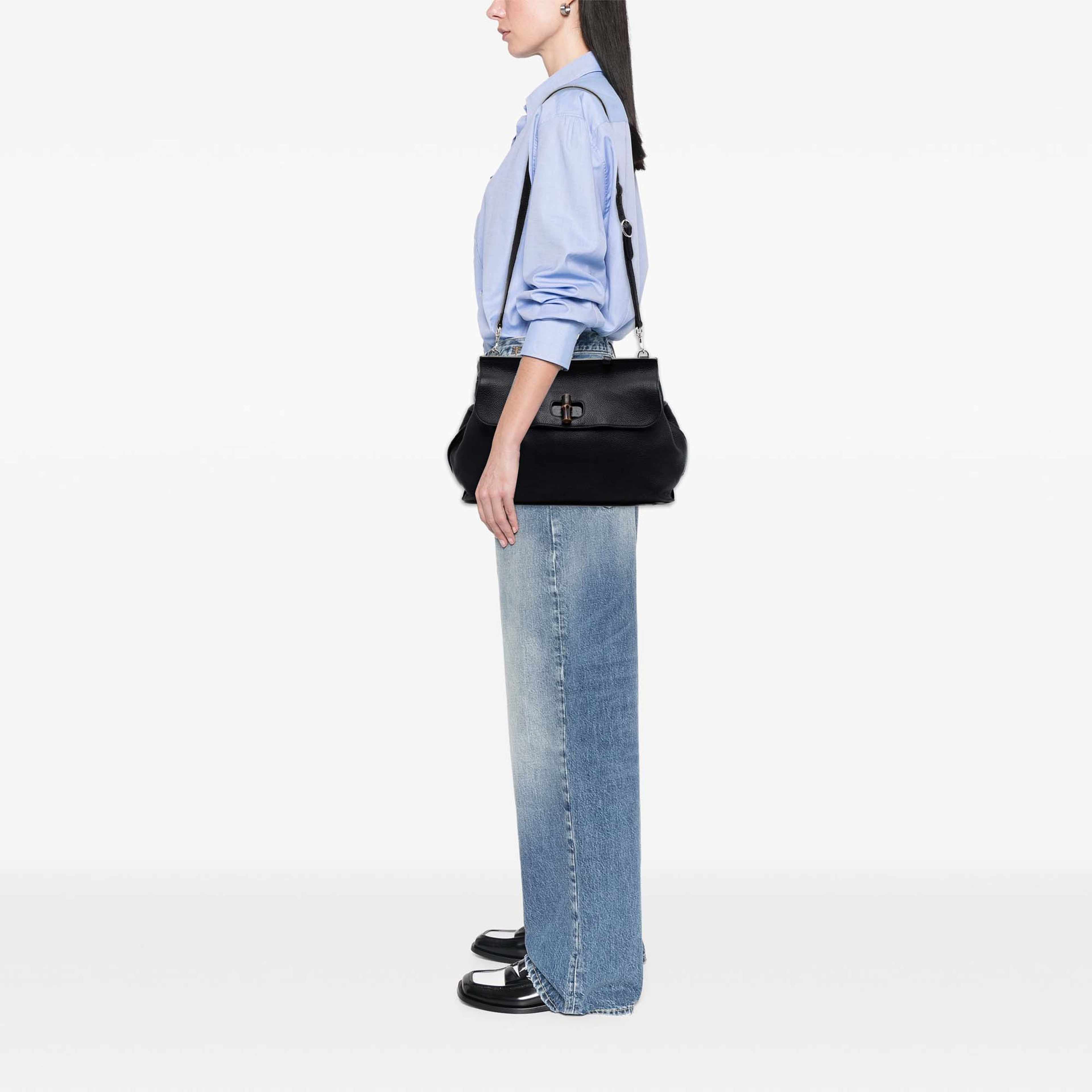 Gucci Large Calfskin Bamboo Daily Satchel, från Luxclusif, i färgen svart. Klicka för att öppna bilden i stort format