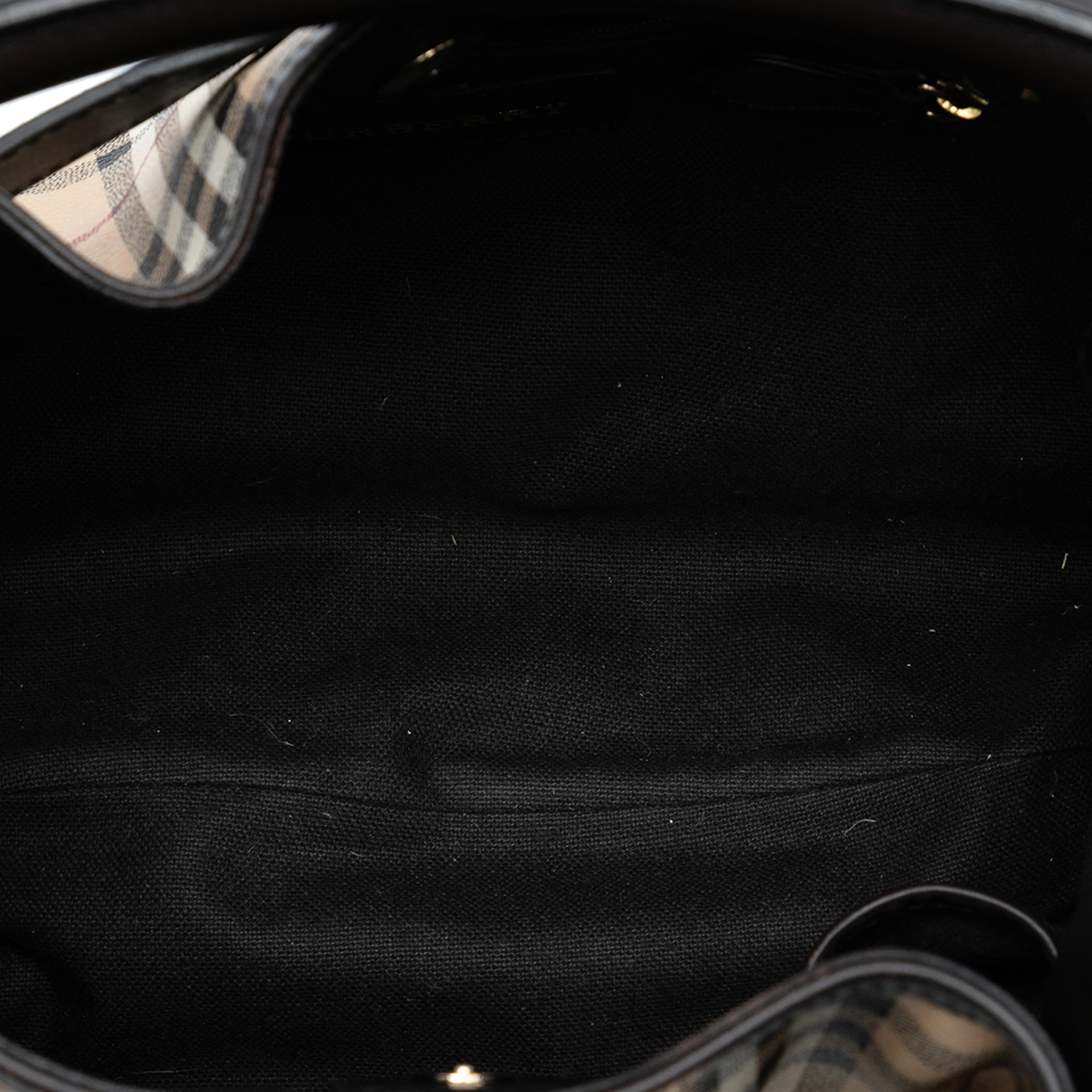 Burberry Medium Haymarket Check Coated Canvas Willenmore Hobo, från Luxclusif, i färgen beige. Klicka för att öppna bilden i stort format