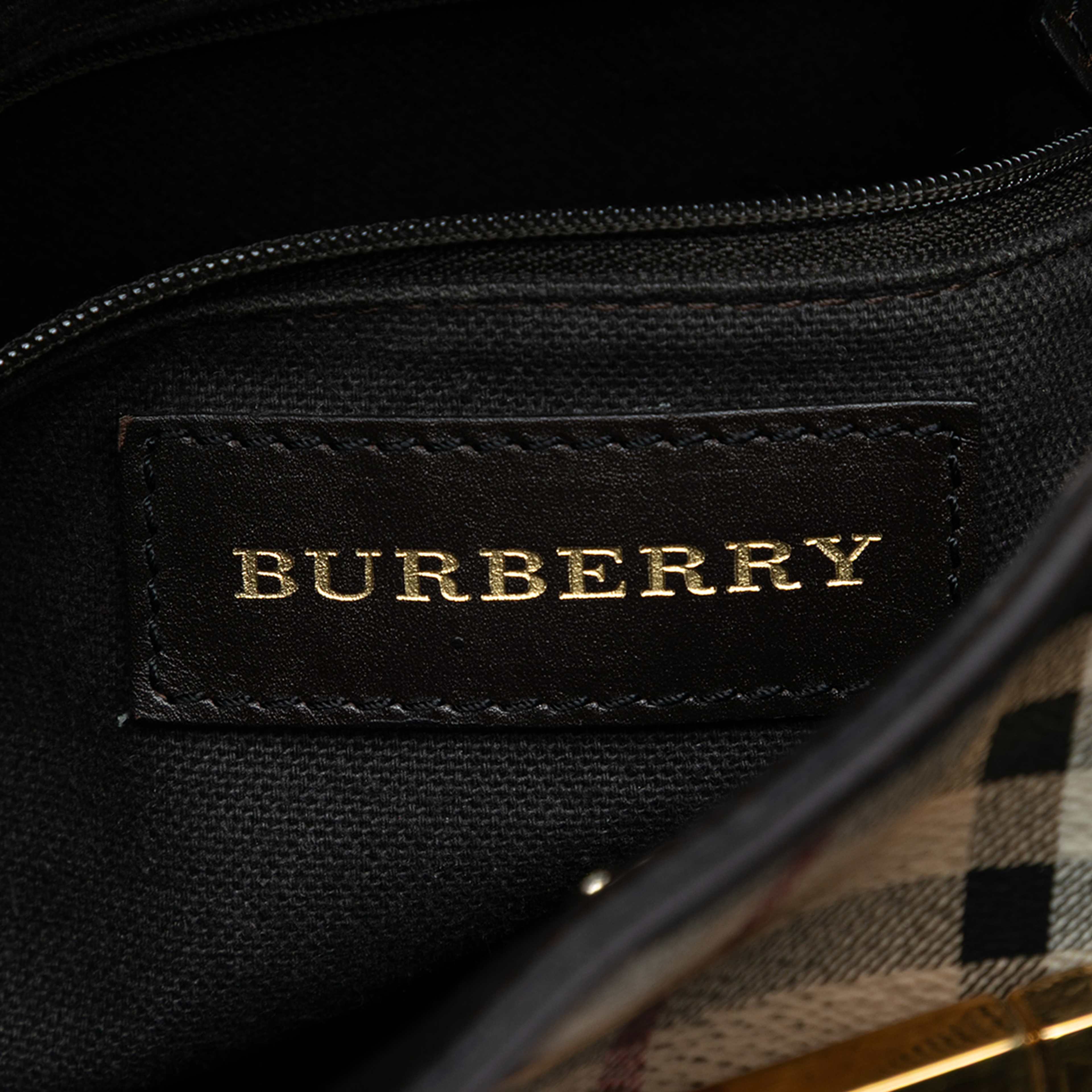 Burberry Medium Haymarket Check Coated Canvas Willenmore Hobo, från Luxclusif, i färgen beige. Klicka för att öppna bilden i stort format