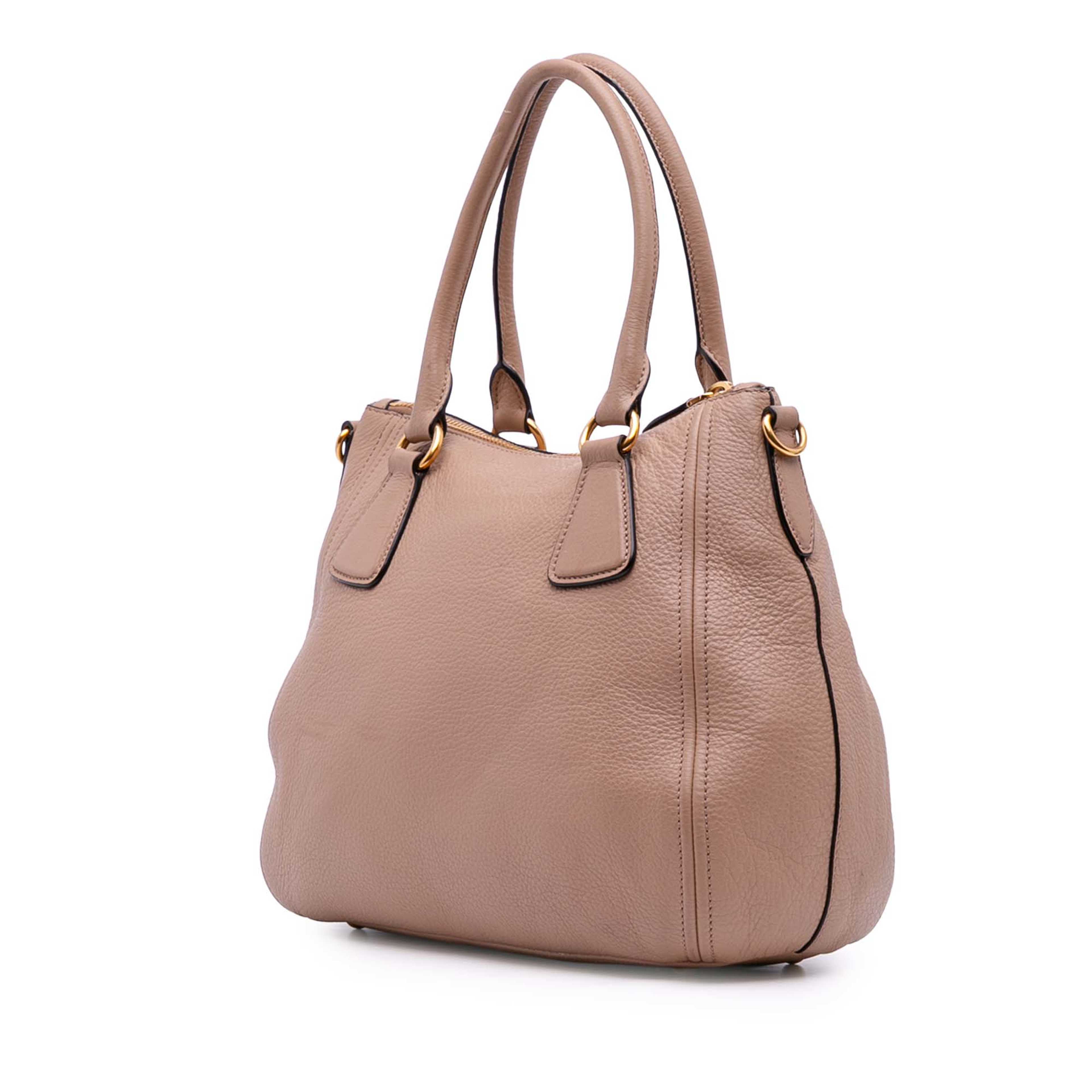 Prada Vitello Daino Sacca 2 Manici Convertible Tote, från Luxclusif, i färgen nude. Klicka för att öppna bilden i stort format