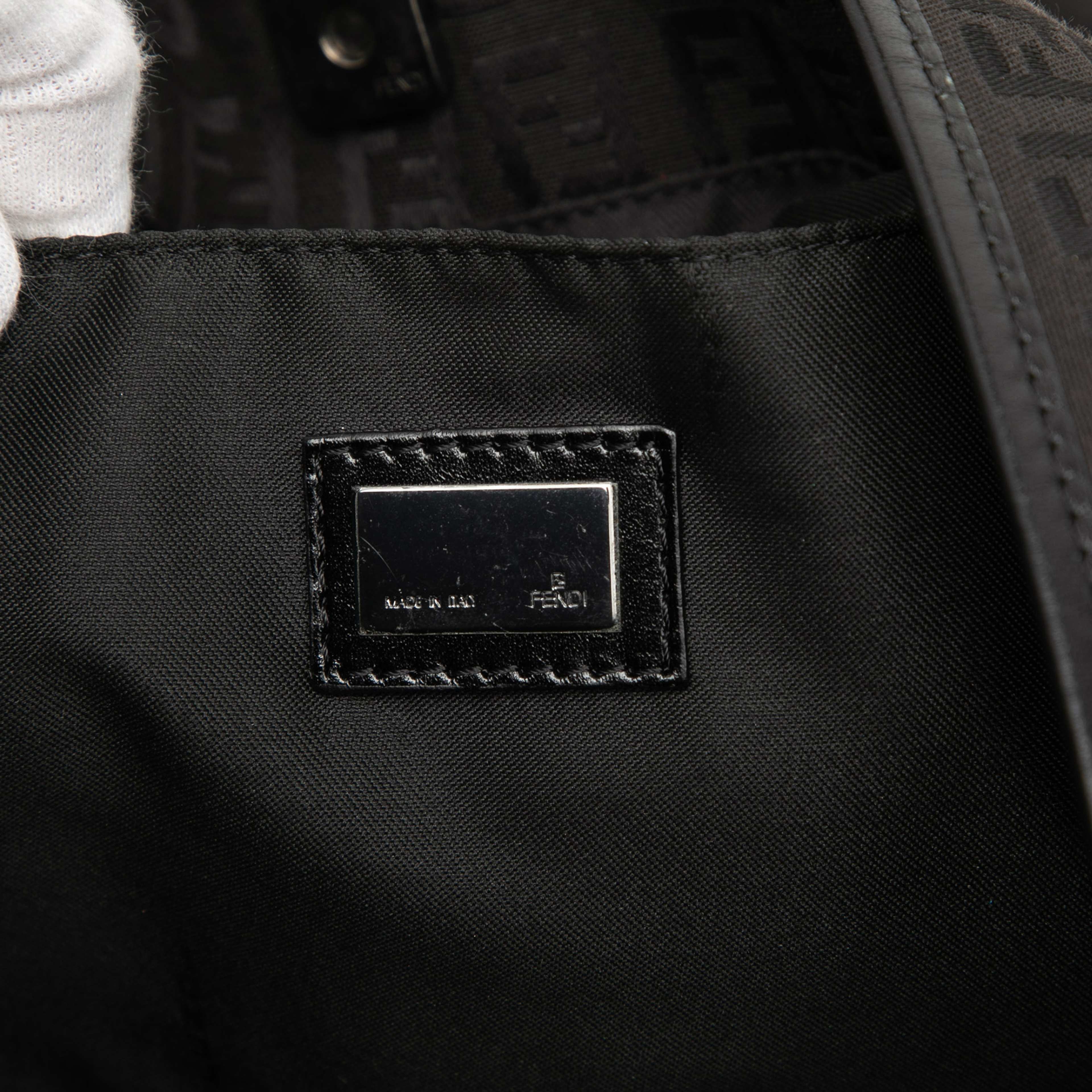 Fendi Zucchino Canvas Tote, från Luxclusif, i färgen black. Klicka för att öppna bilden i stort format