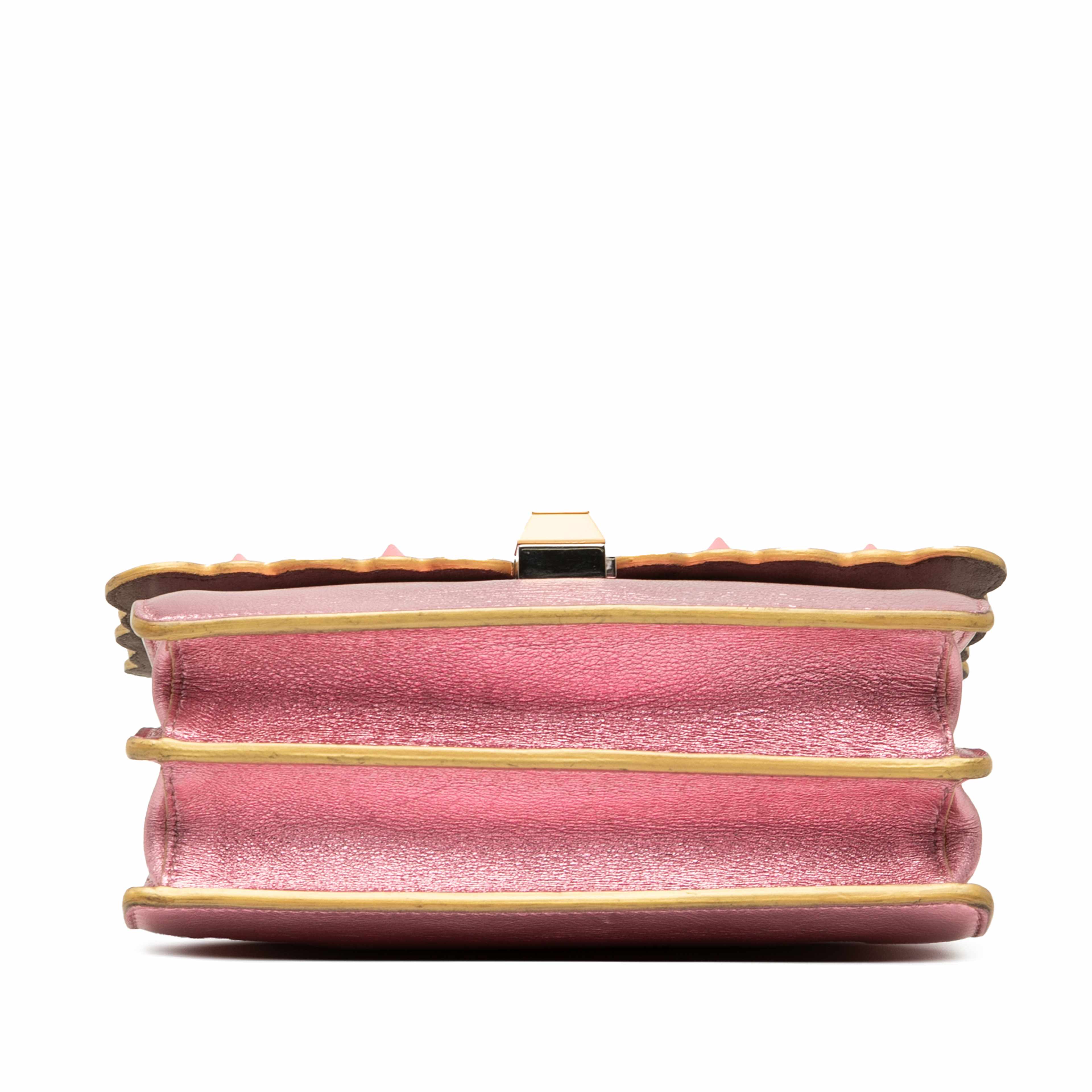 Fendi Small Metallic Scalloped Leather Studded Pearl Kan I Crossbody, från Luxclusif, i färgen rosa. Klicka för att öppna bilden i stort format