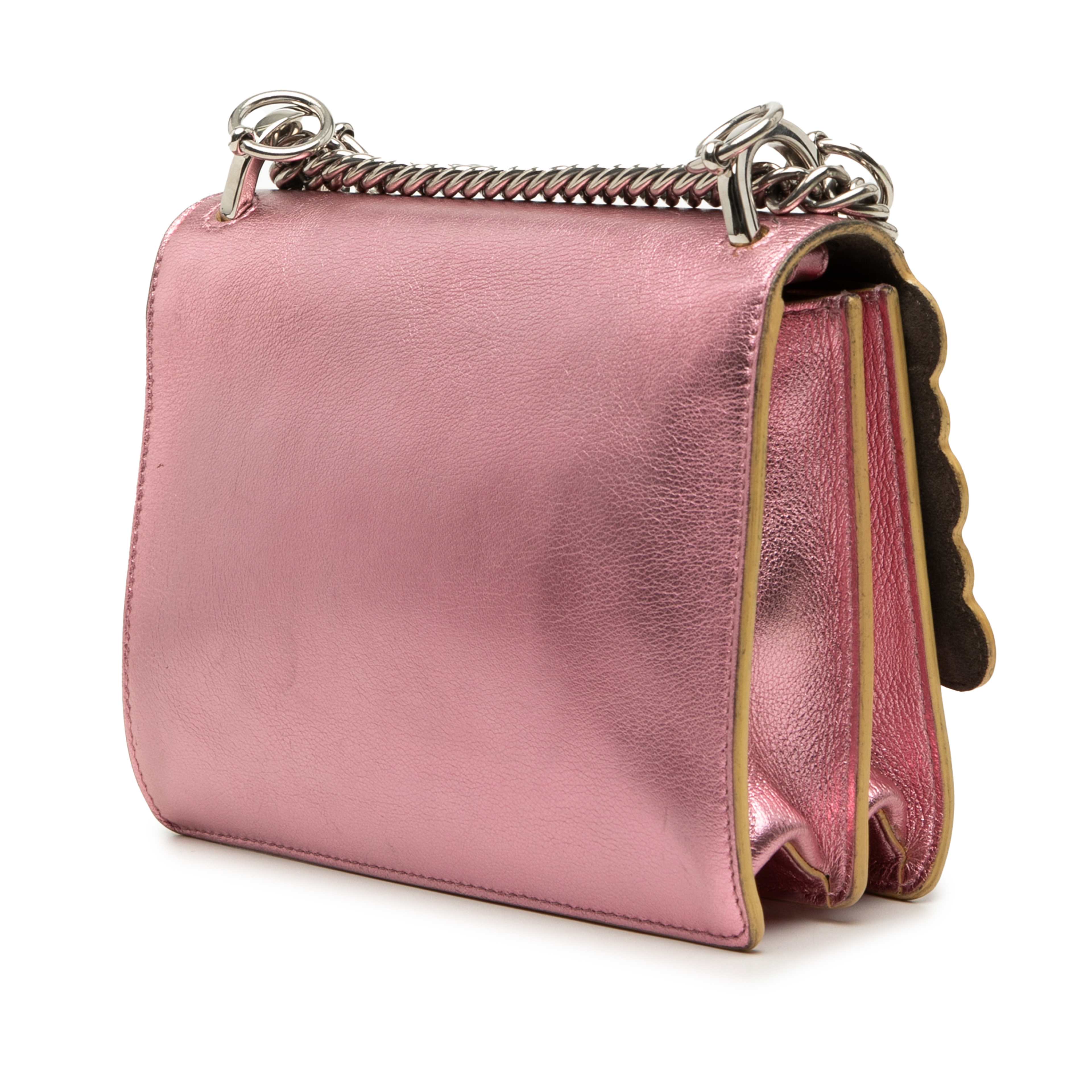 Fendi Small Metallic Scalloped Leather Studded Pearl Kan I Crossbody, från Luxclusif, i färgen rosa. Klicka för att öppna bilden i stort format