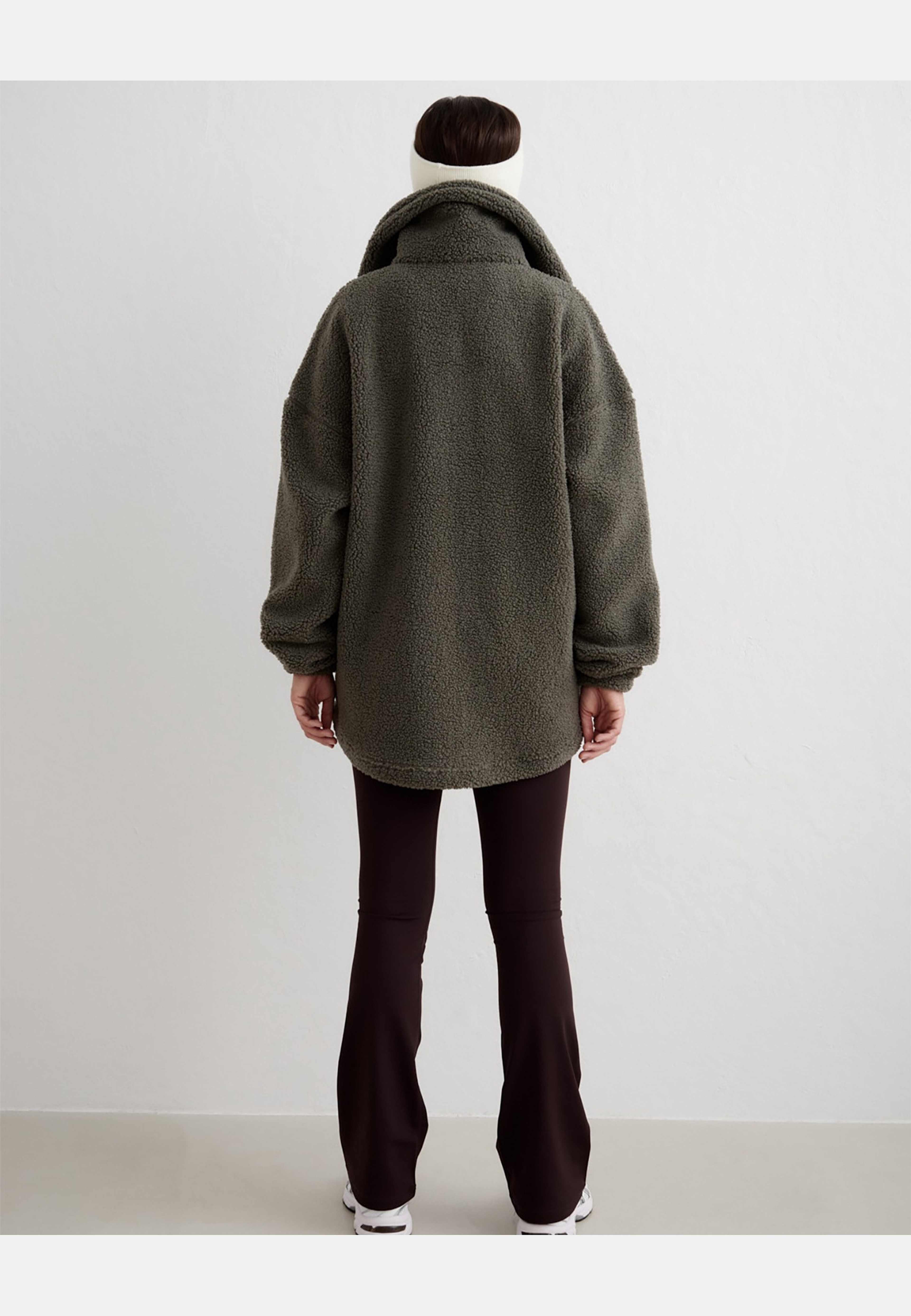 Pile Jacket, från aim'n, i färgen dark ivy. Klicka för att öppna bilden i stort format