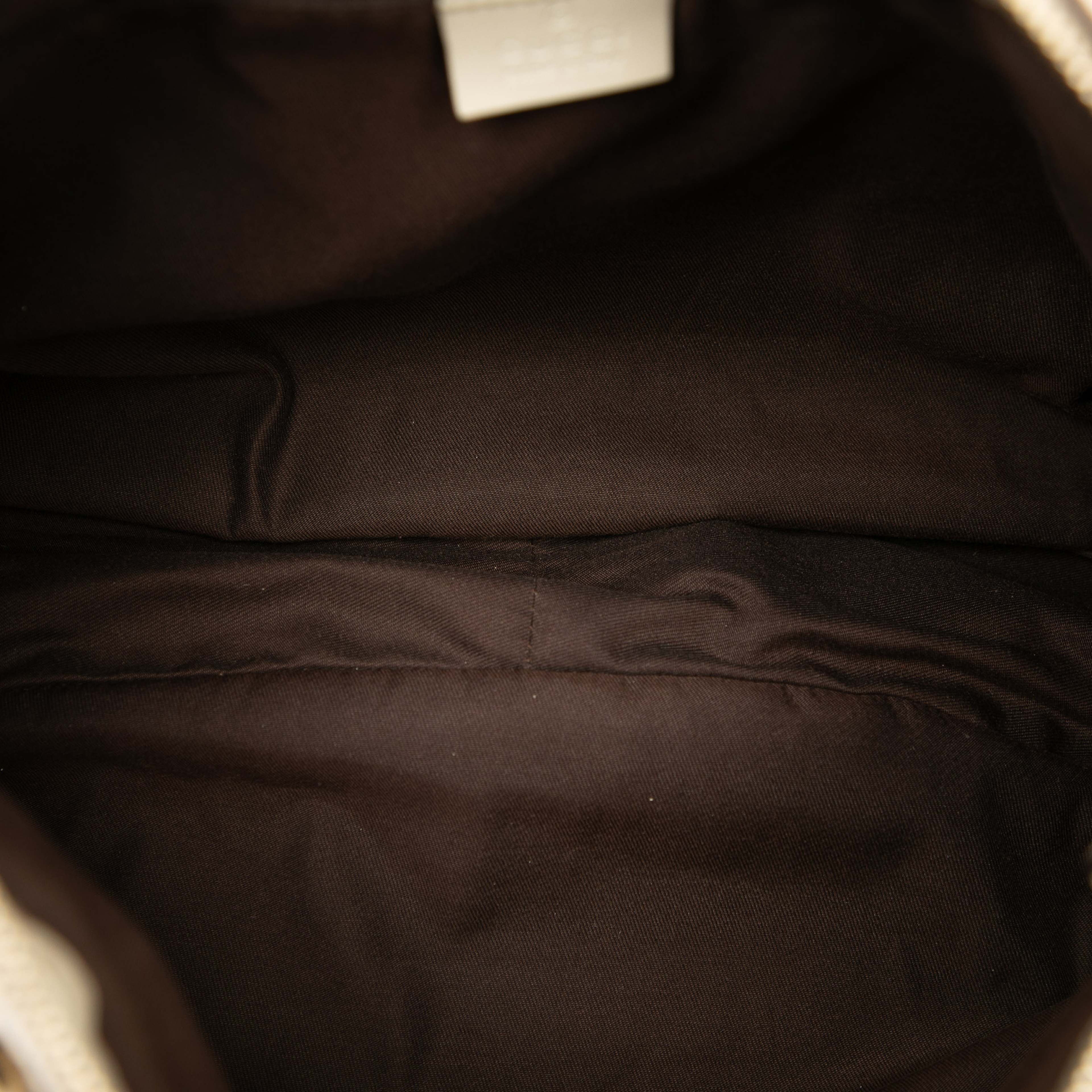 Gucci Gg Canvas Sukey Shoulder Bag, från Luxclusif, i färgen beige. Klicka för att öppna bilden i stort format