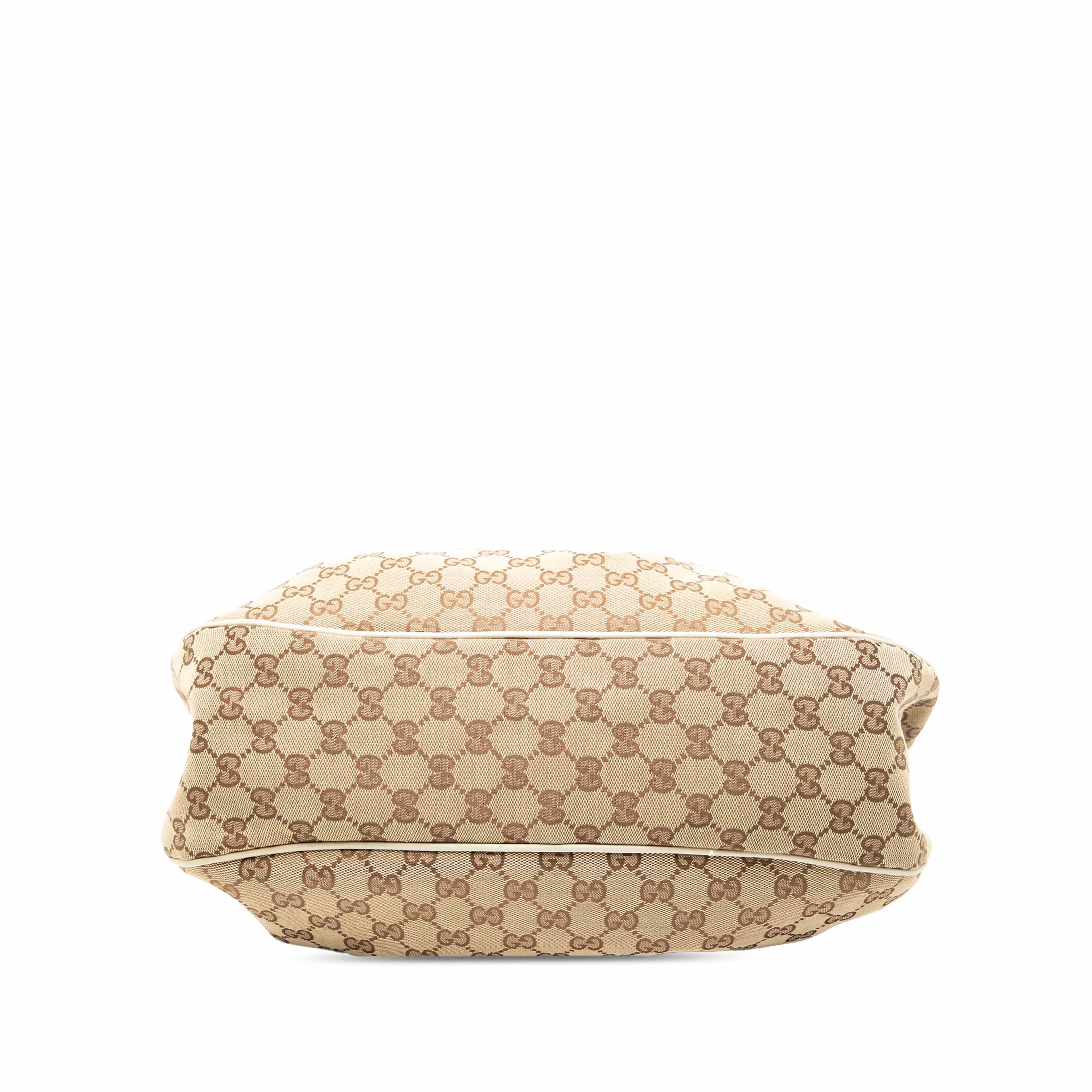Gucci Gg Canvas Sukey Shoulder Bag, från Luxclusif, i färgen beige. Klicka för att öppna bilden i stort format