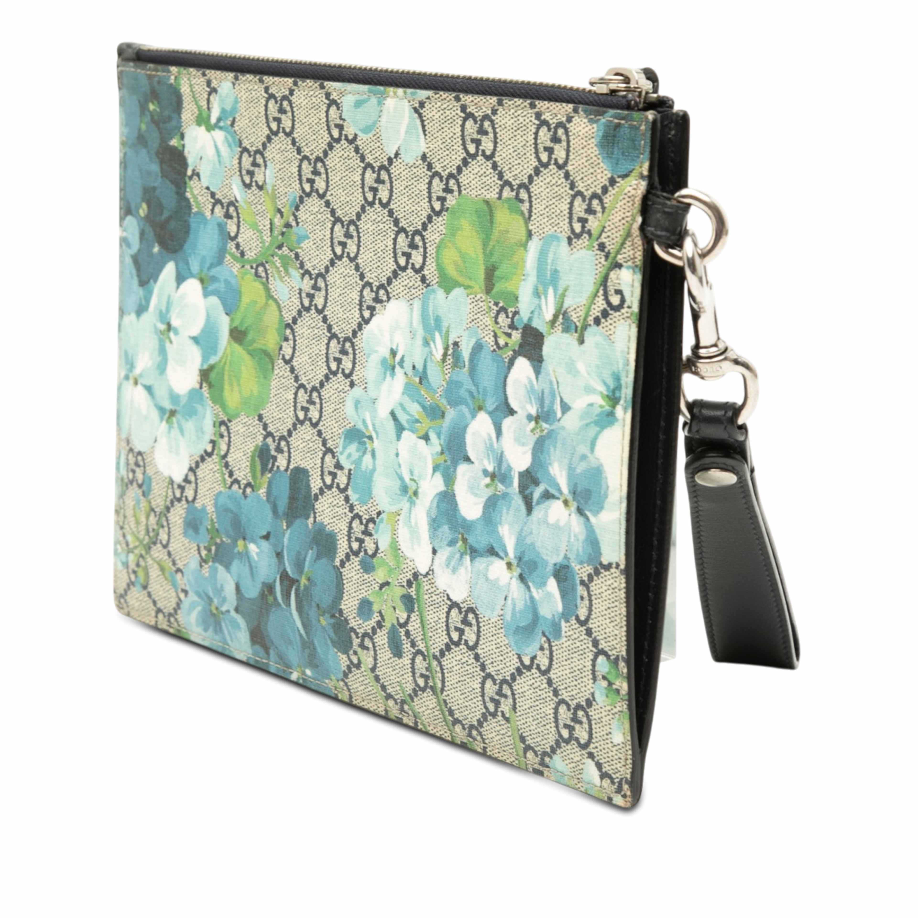 Gucci Gg Supreme Blooms Clutch, från Luxclusif, i färgen blå. Klicka för att öppna bilden i stort format