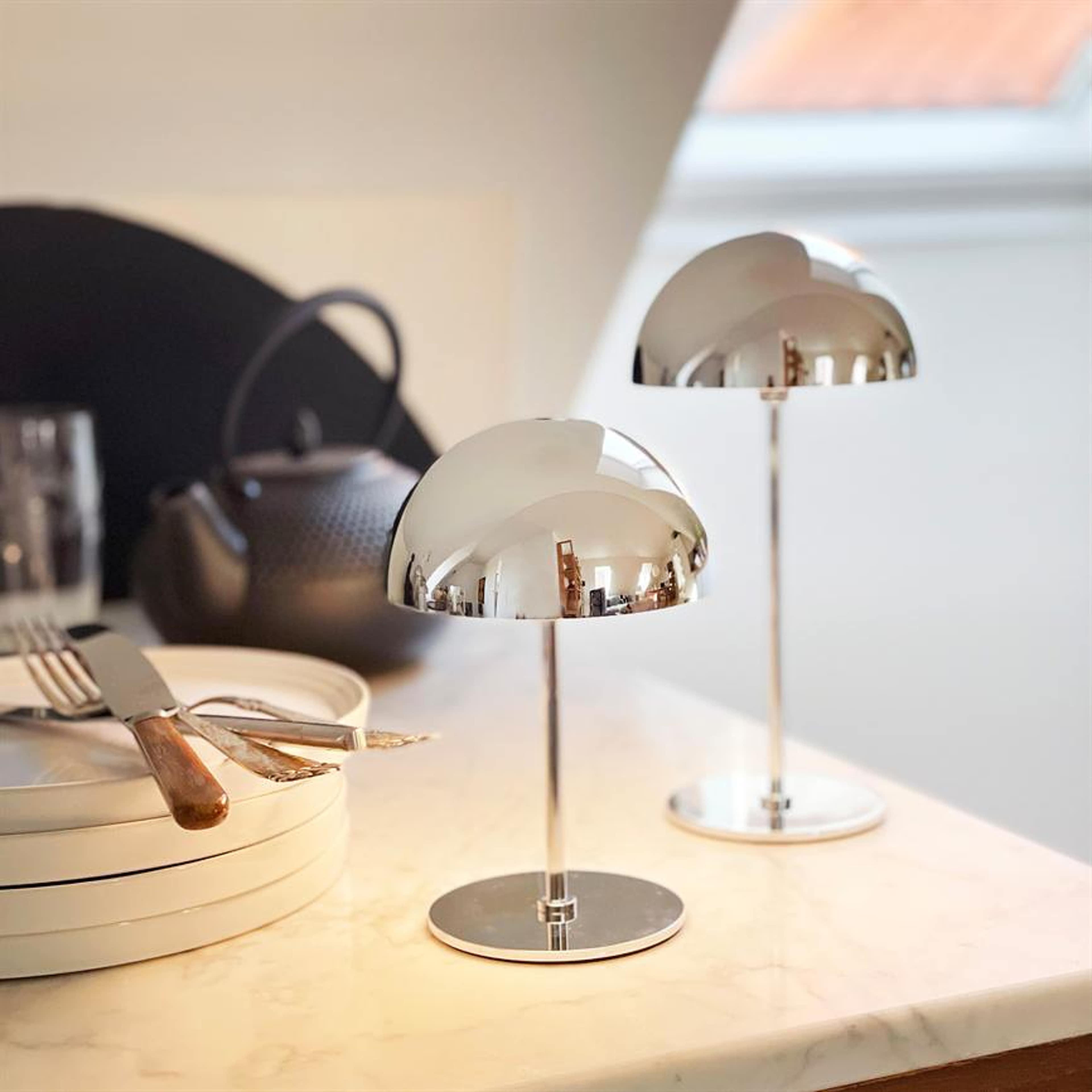 Along Table Lamp, från Dyberg Larsen, i färgen chrome. Klicka för att öppna bilden i stort format