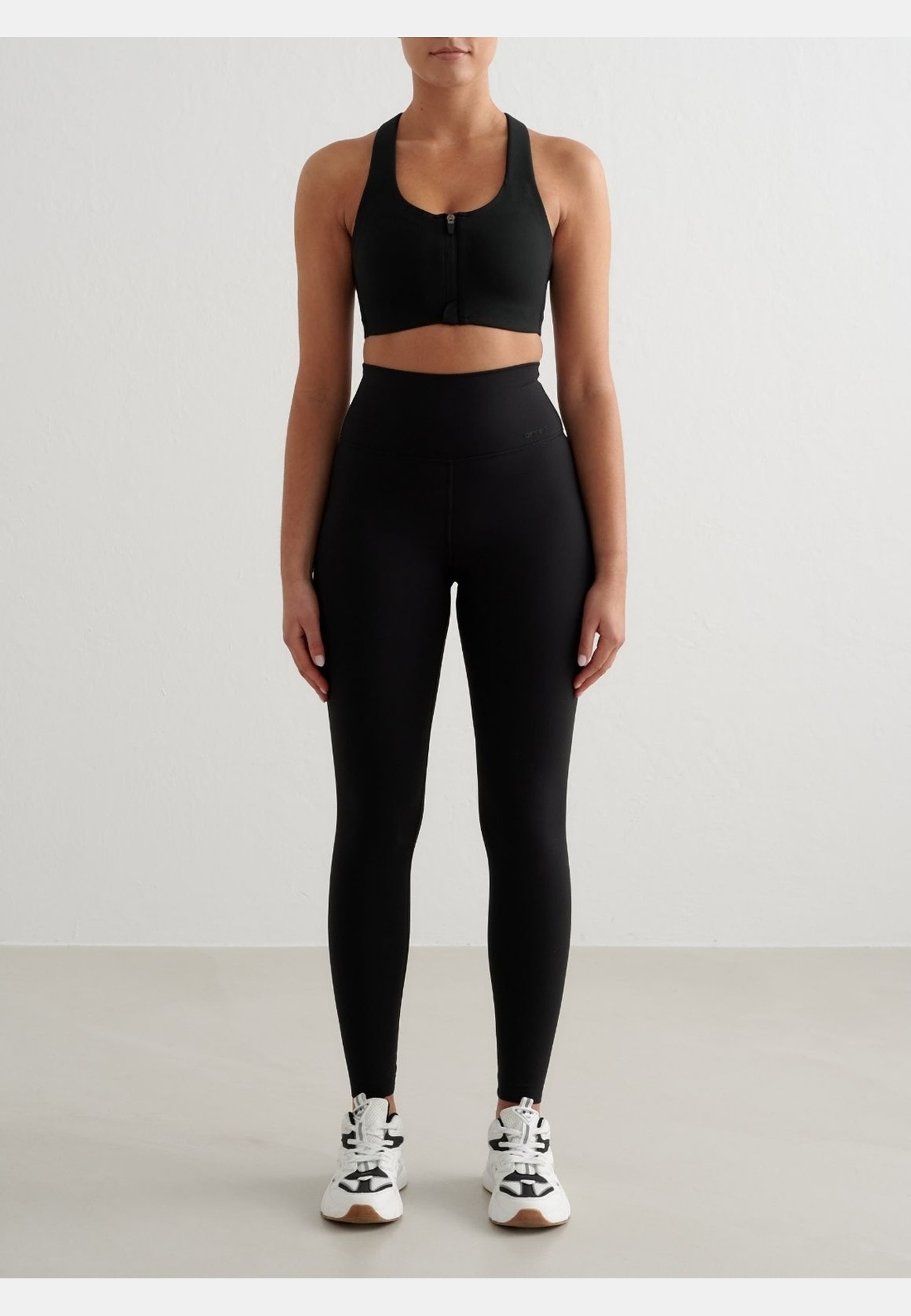 Sense High Support Bra, från aim'n, i färgen black. Klicka för att öppna bilden i stort format