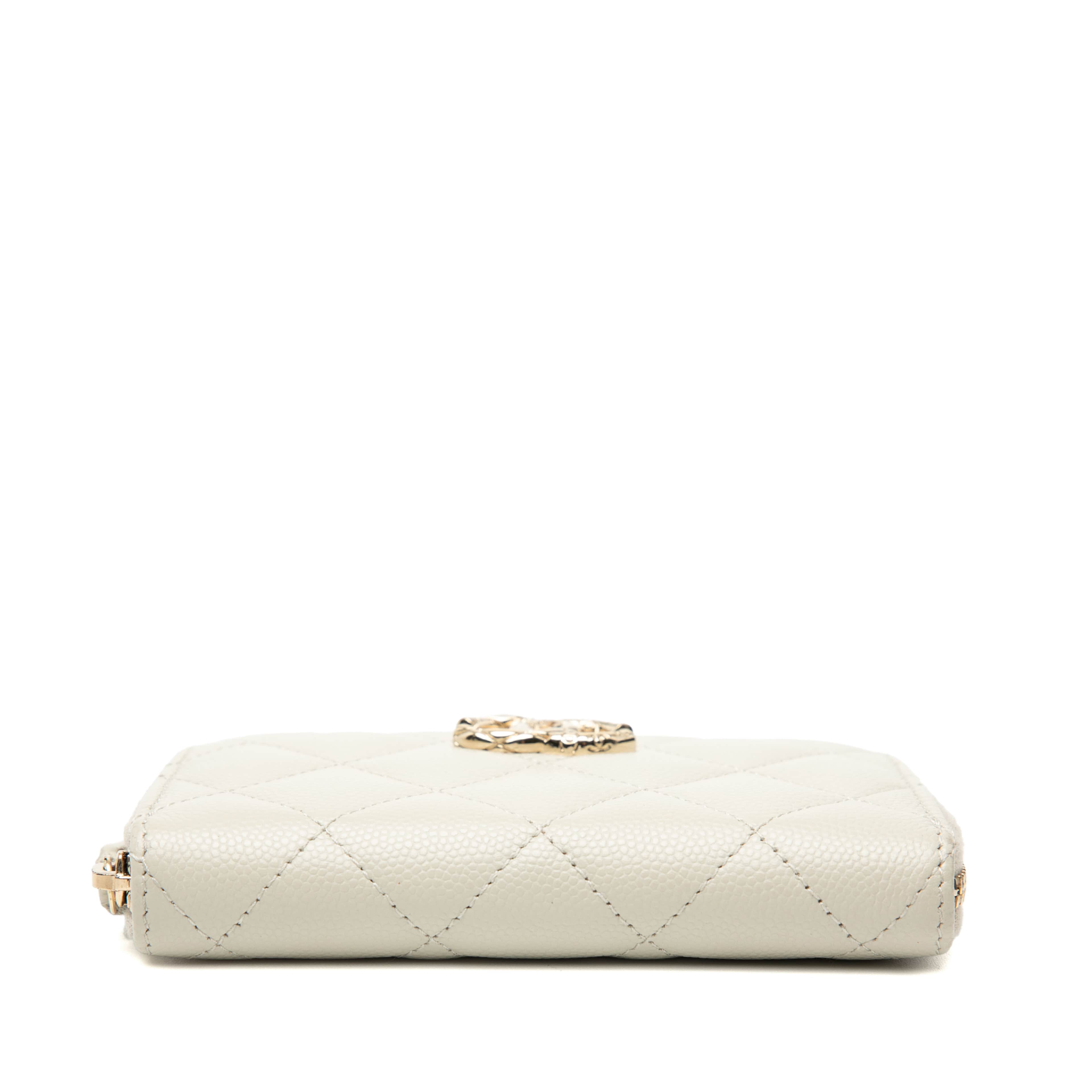 Chanel Cc Quilted Caviar Zip Coin Purse, från Luxclusif, i färgen white. Klicka för att öppna bilden i stort format