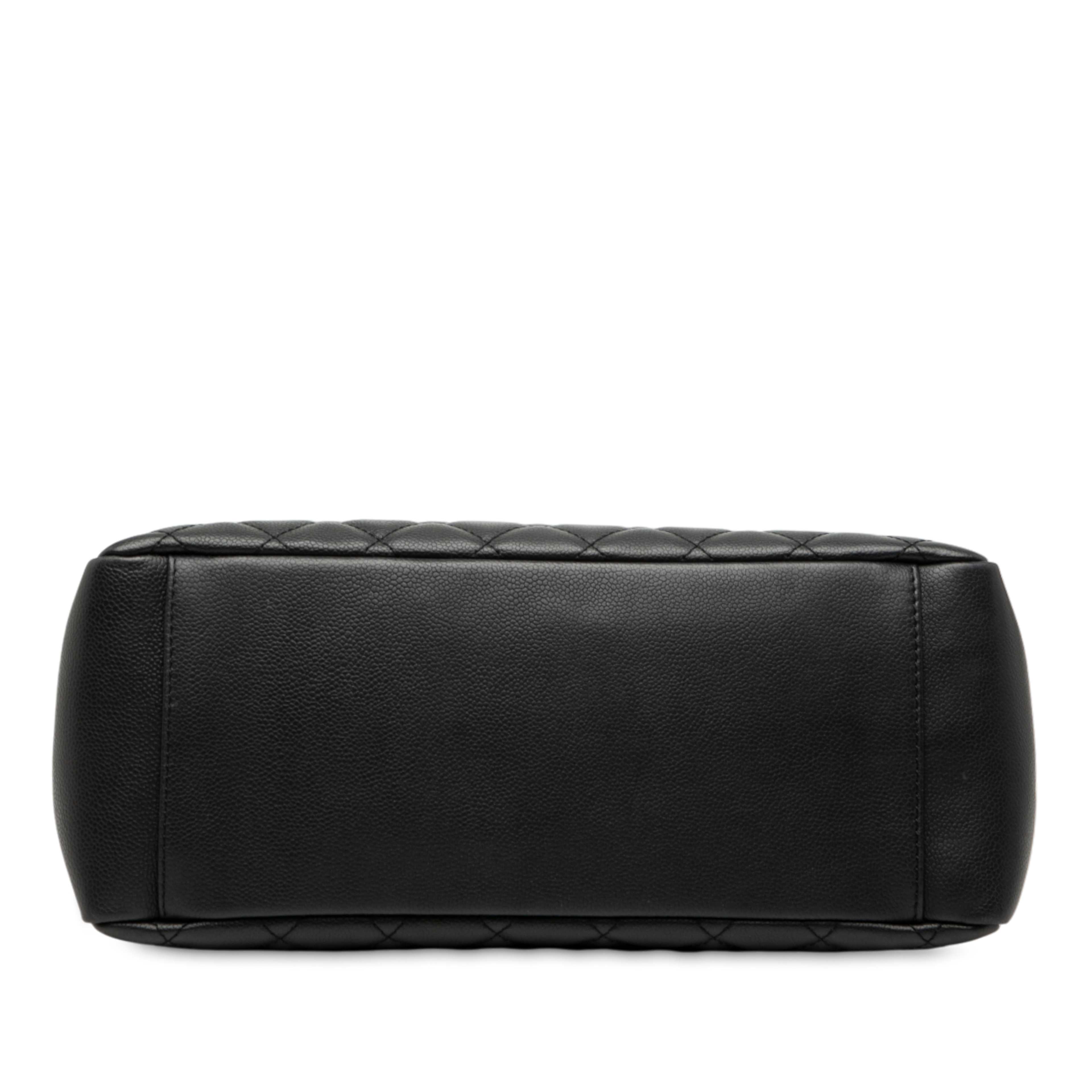 Chanel Caviar Grand Shopping Tote, från Luxclusif, i färgen black. Klicka för att öppna bilden i stort format