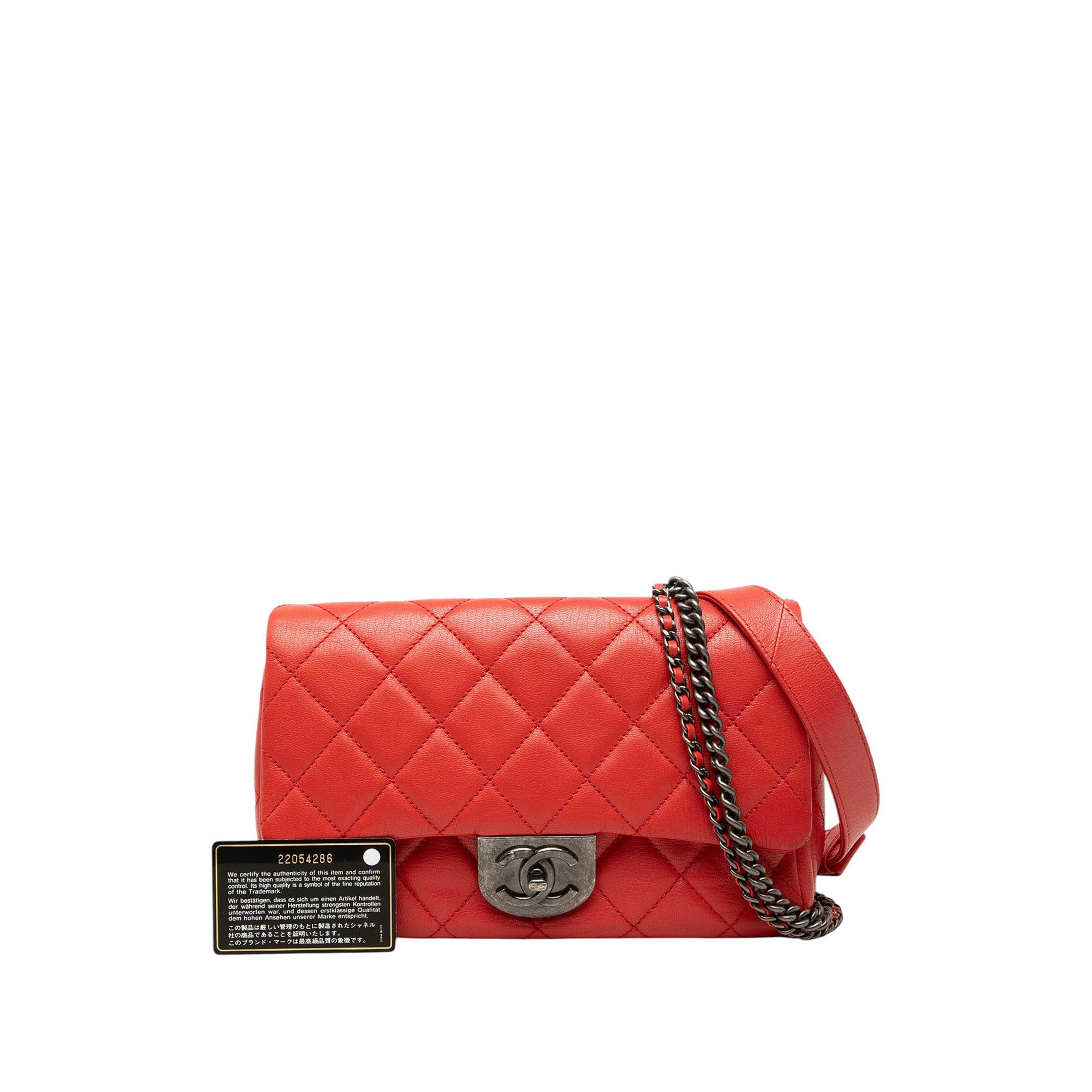 Chanel Small Quilted Goatskin Double Carry Waist Chain Flap, från Luxclusif, i färgen röd. Klicka för att öppna bilden i stort format