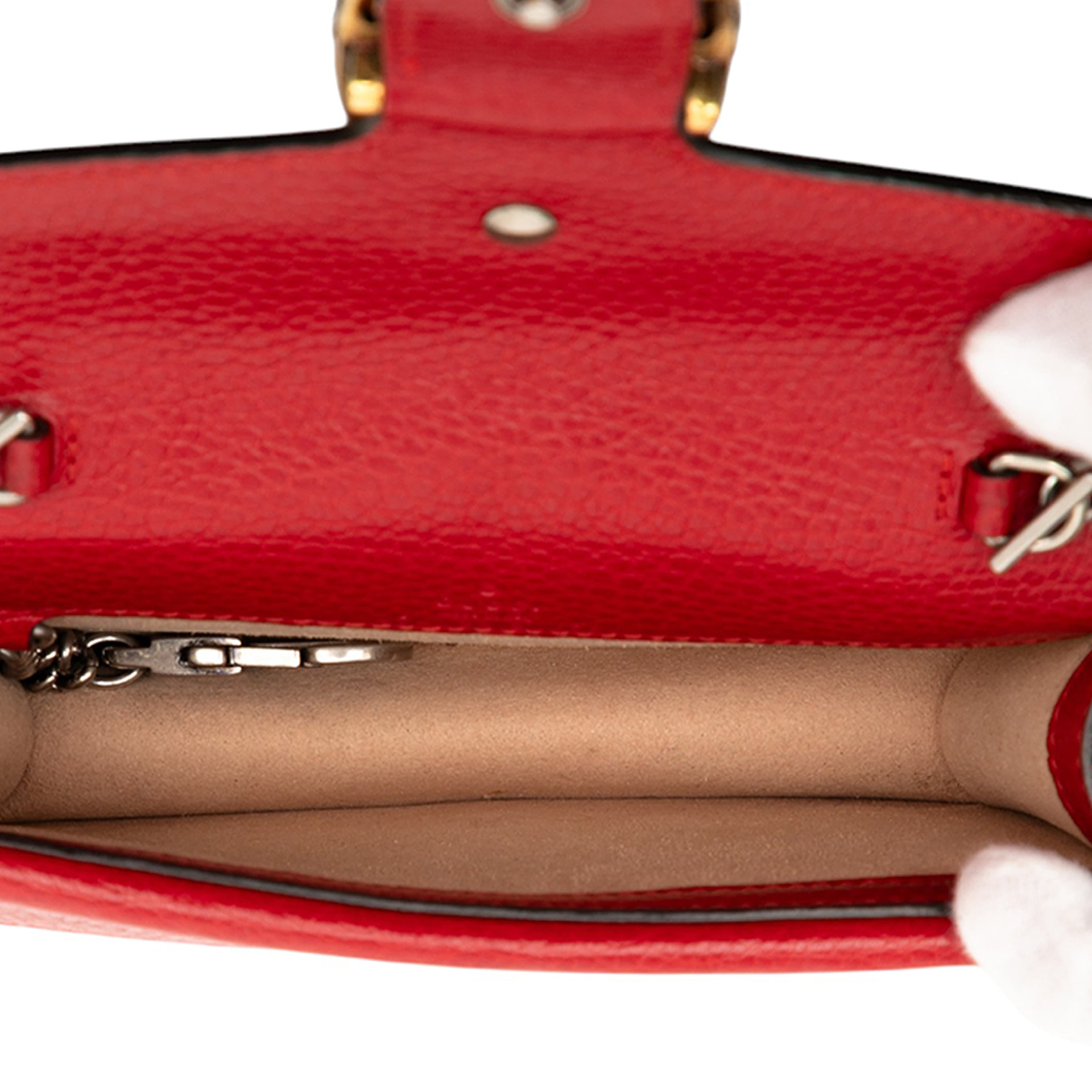 Gucci Mini Leather Dionysus Crossbody, från Luxclusif, i färgen red. Klicka för att öppna bilden i stort format