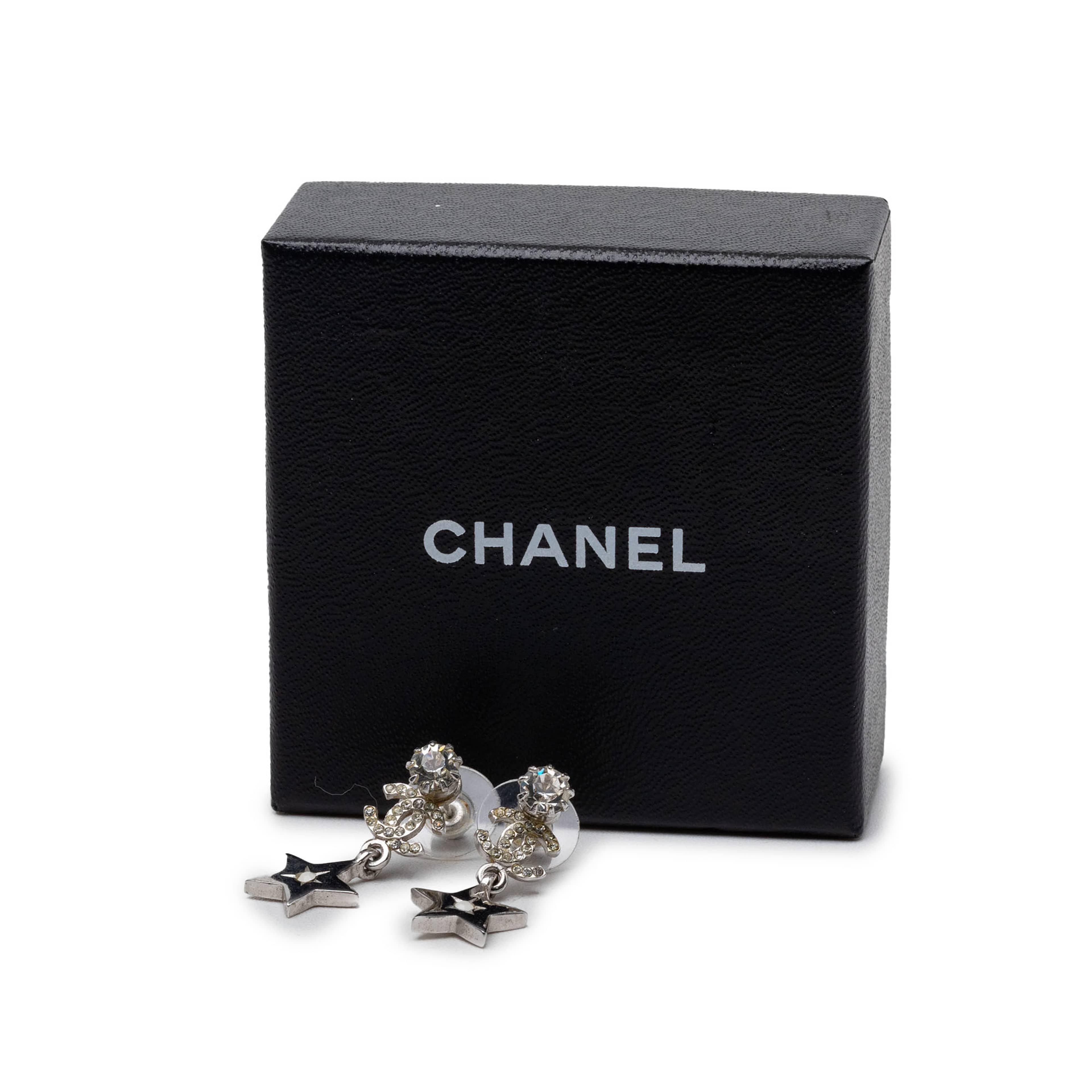 Chanel Cc Brass And Strass Star Drop Push Back Earrings, från Luxclusif, i färgen silver. Klicka för att öppna bilden i stort format