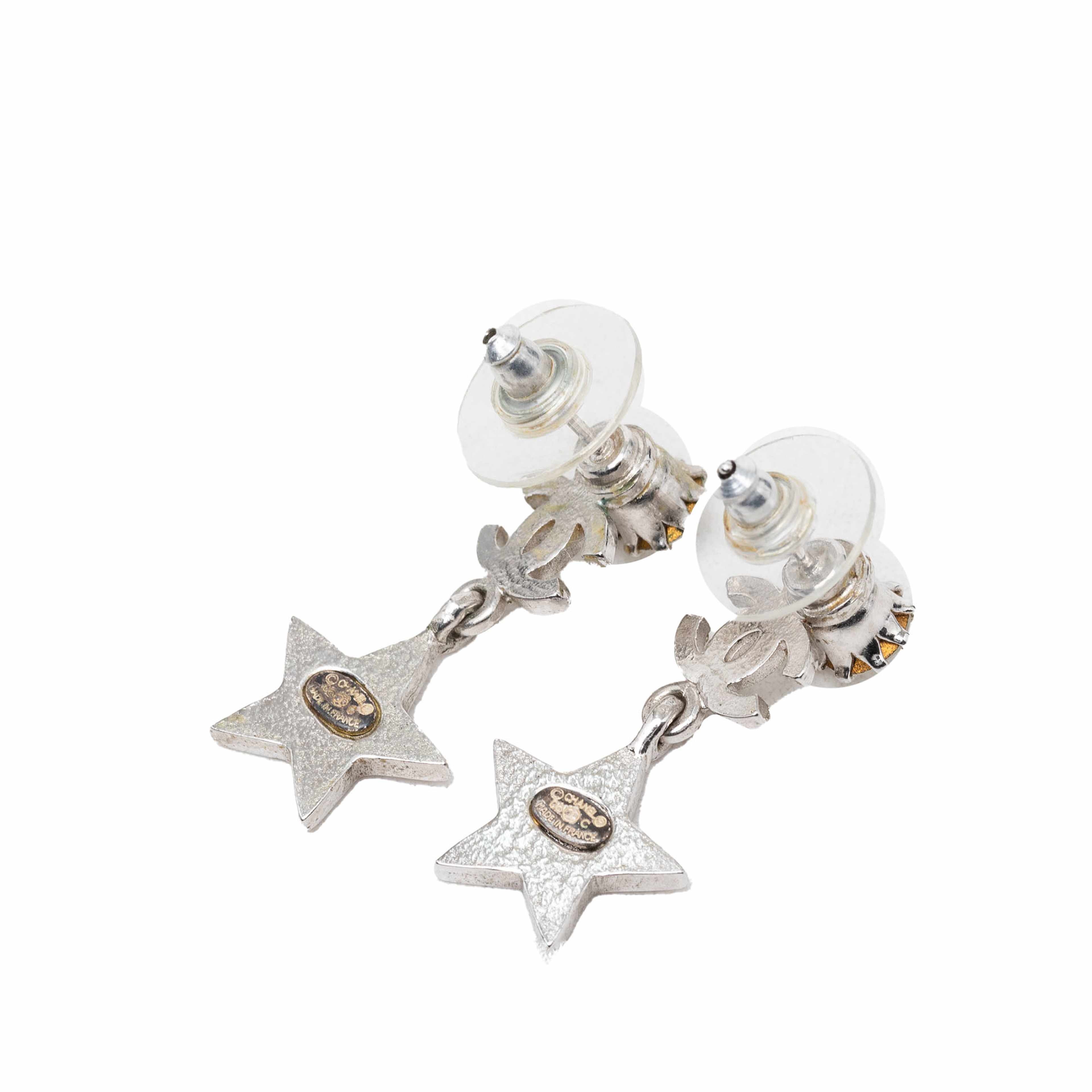 Chanel Cc Brass And Strass Star Drop Push Back Earrings, från Luxclusif, i färgen silver. Klicka för att öppna bilden i stort format