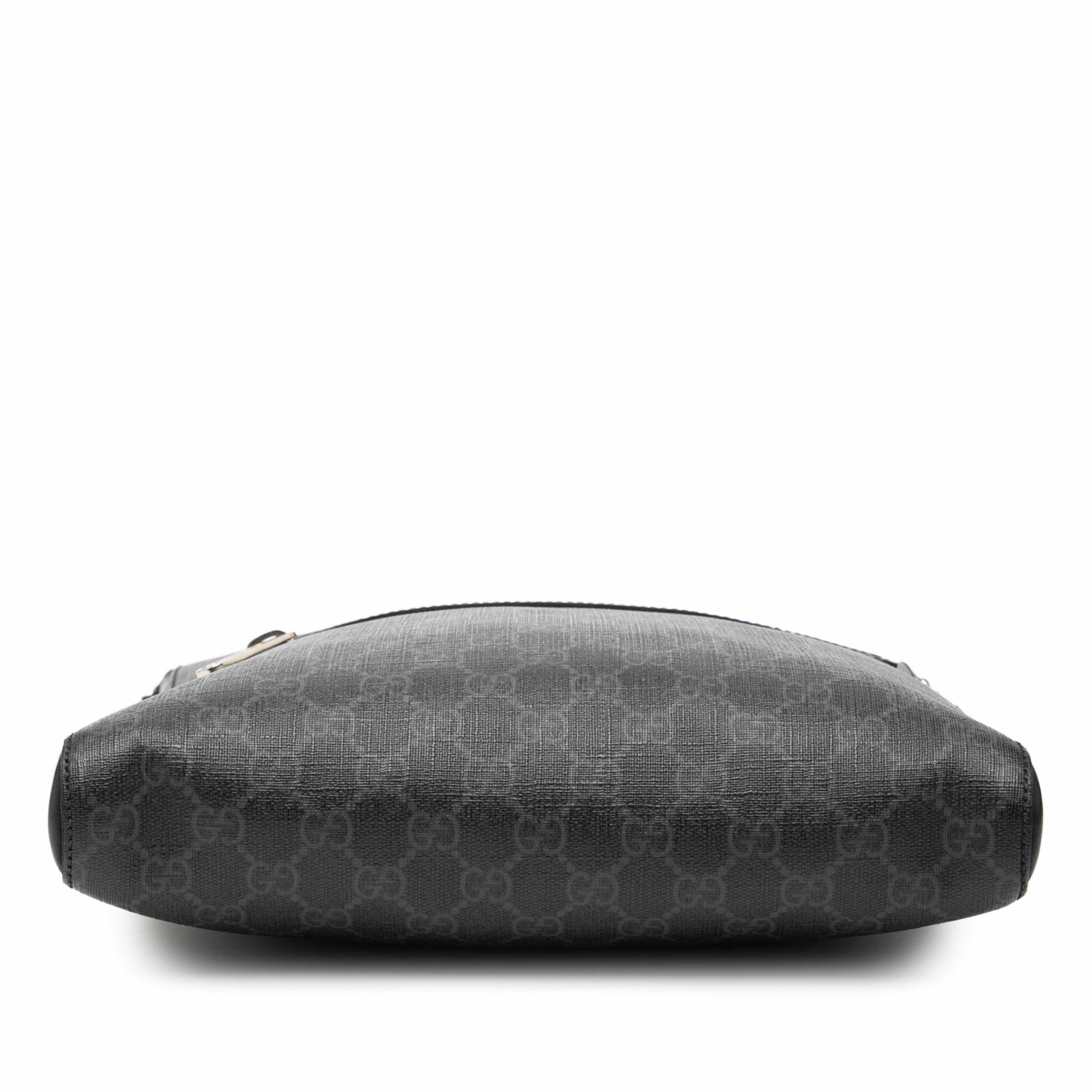 Gucci Medium Gg Supreme Web Messenger Bag, från Luxclusif, i färgen black. Klicka för att öppna bilden i stort format