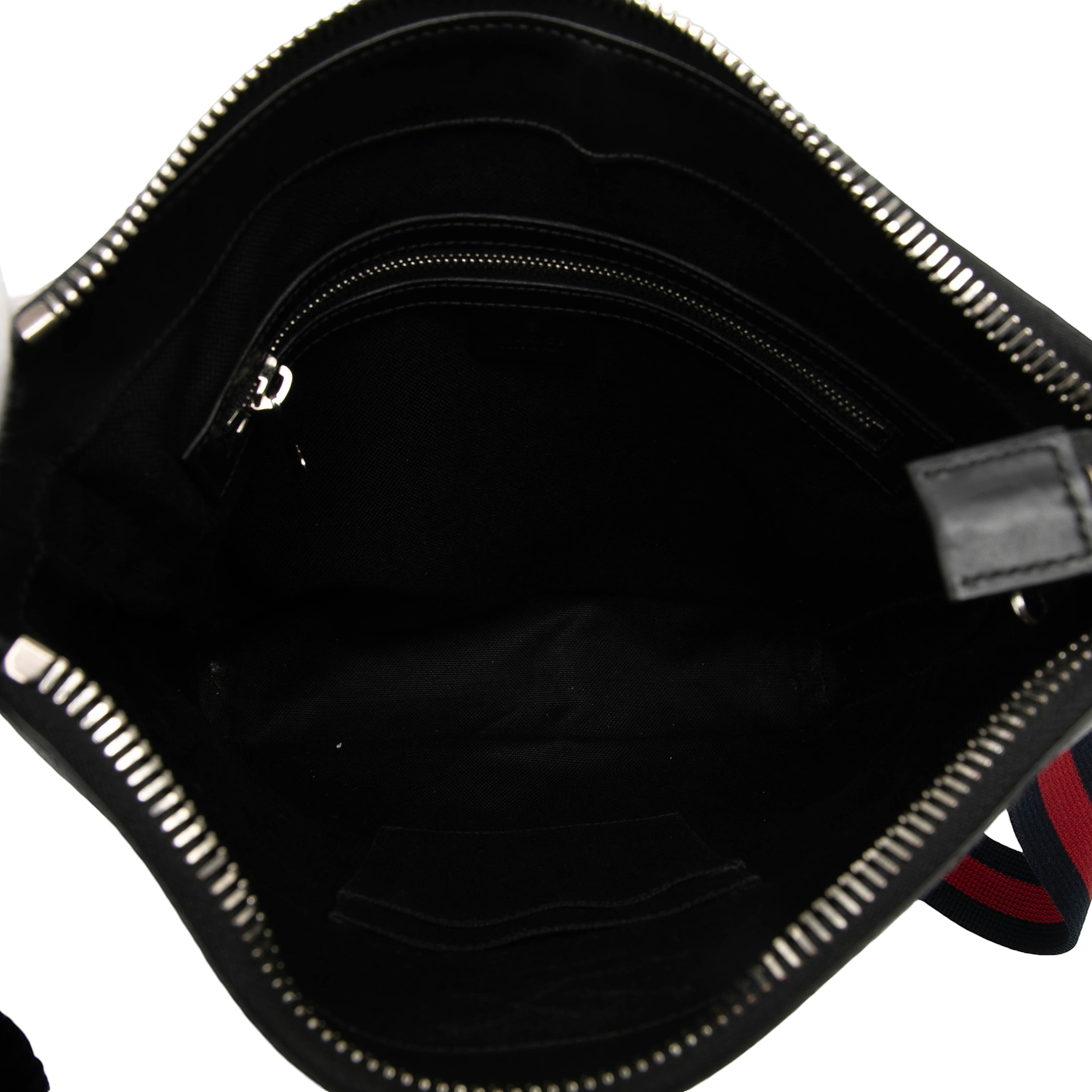 Gucci Medium Gg Supreme Web Messenger Bag, från Luxclusif, i färgen black. Klicka för att öppna bilden i stort format