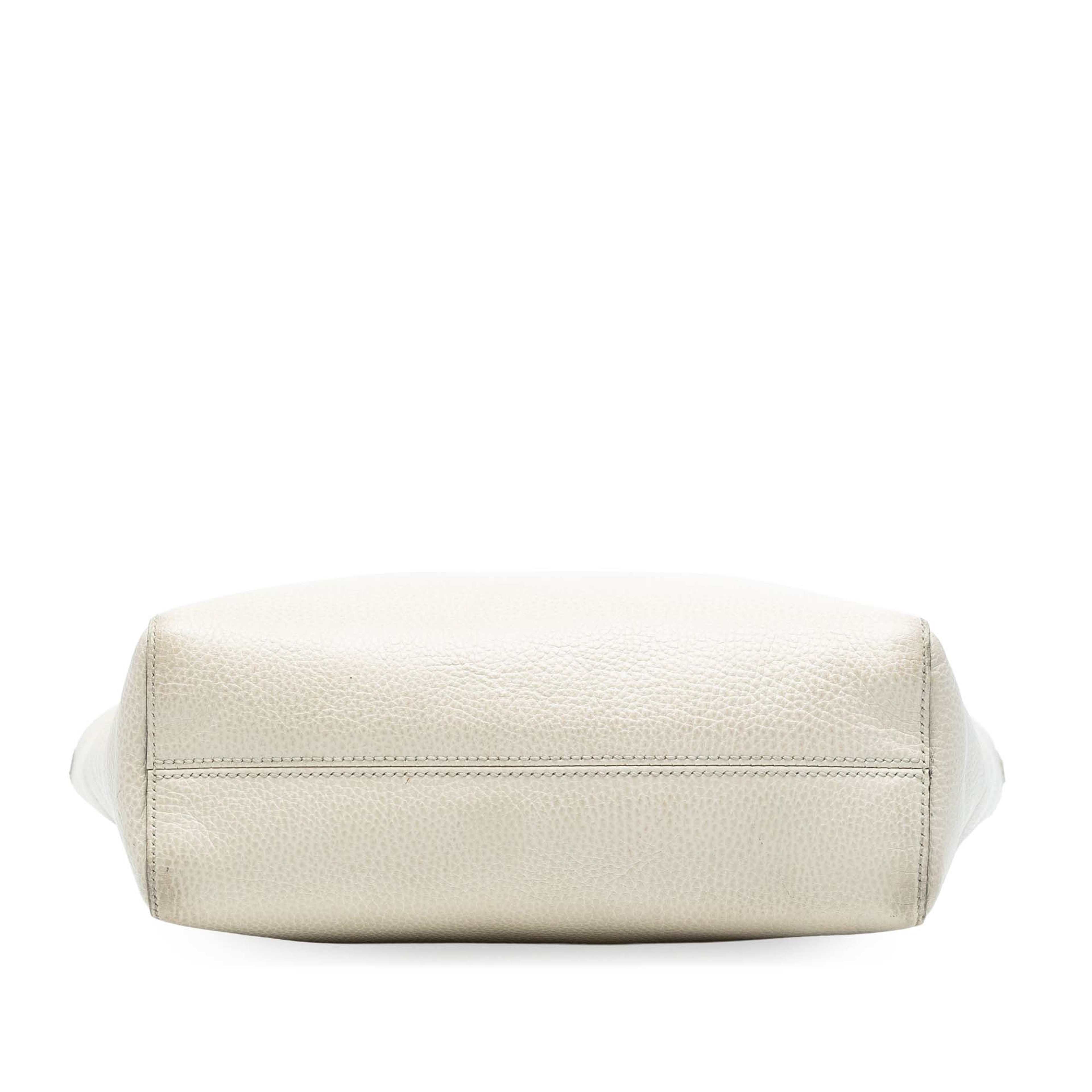 Gucci Leather Swing Convertible Tote, från Luxclusif, i färgen white. Klicka för att öppna bilden i stort format