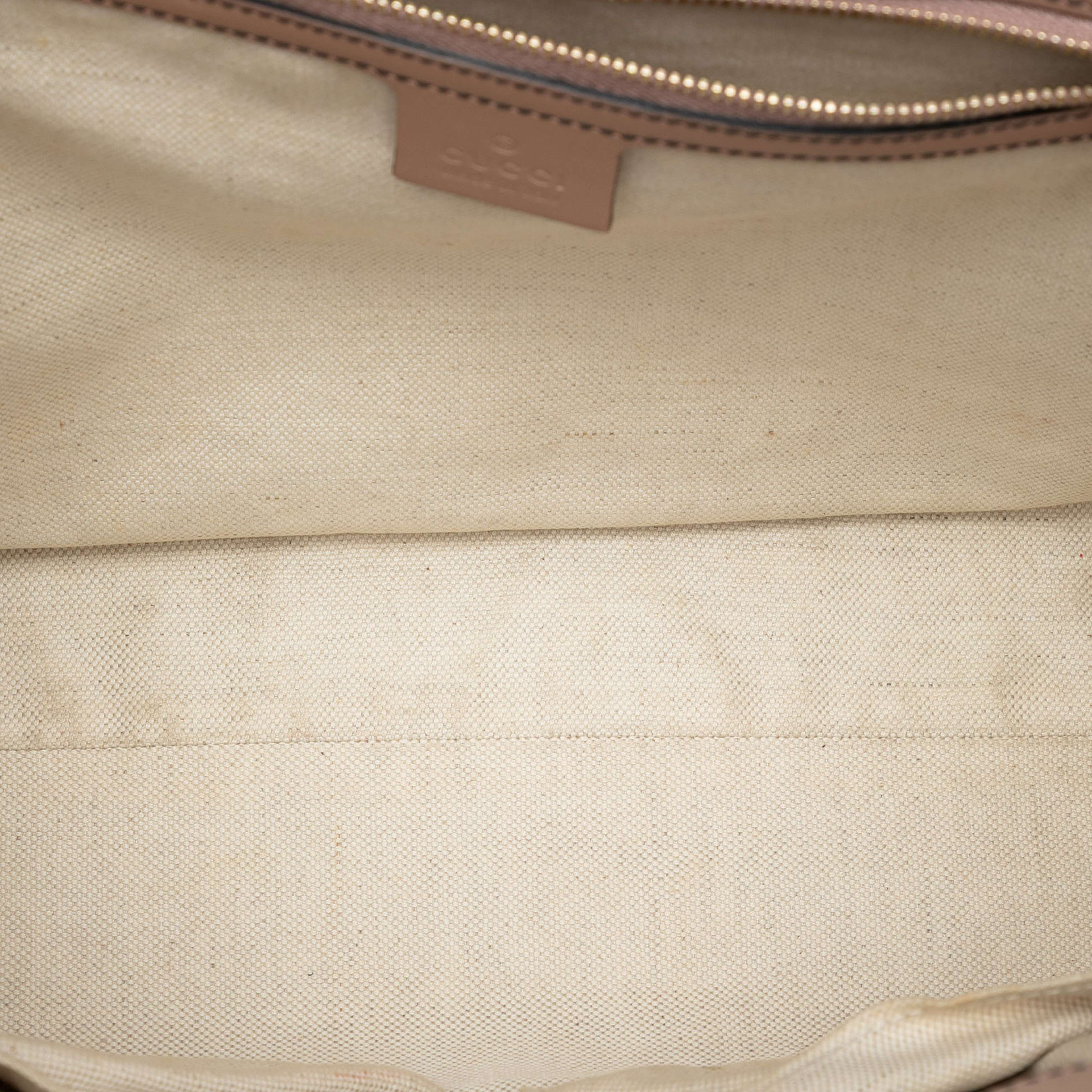 Gucci Large Gg Canvas Emily Shoulder Bag, från Luxclusif, i färgen beige. Klicka för att öppna bilden i stort format