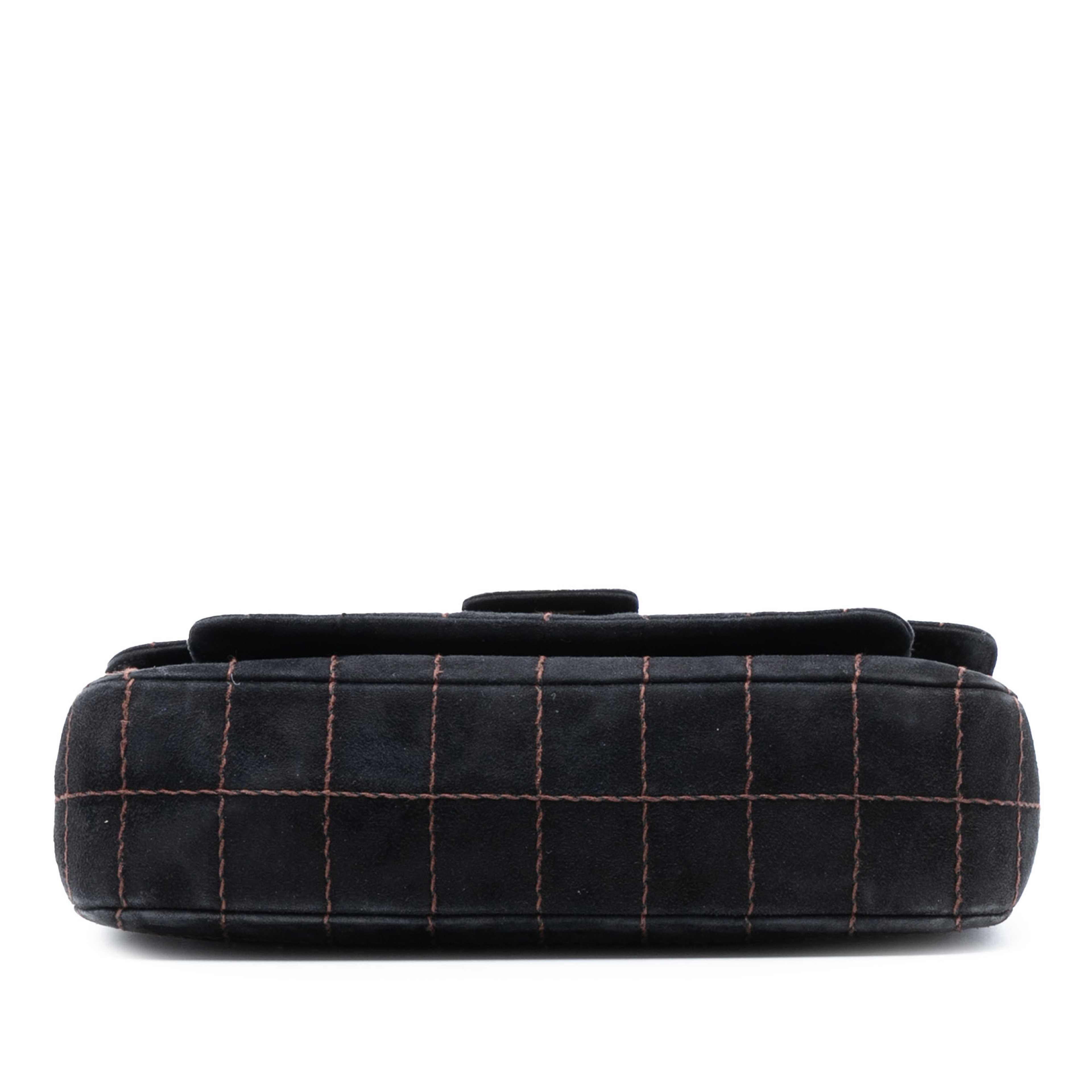 Chanel Cc Choco Bar Suede Stitched Chain Flap, från Luxclusif, i färgen black. Klicka för att öppna bilden i stort format