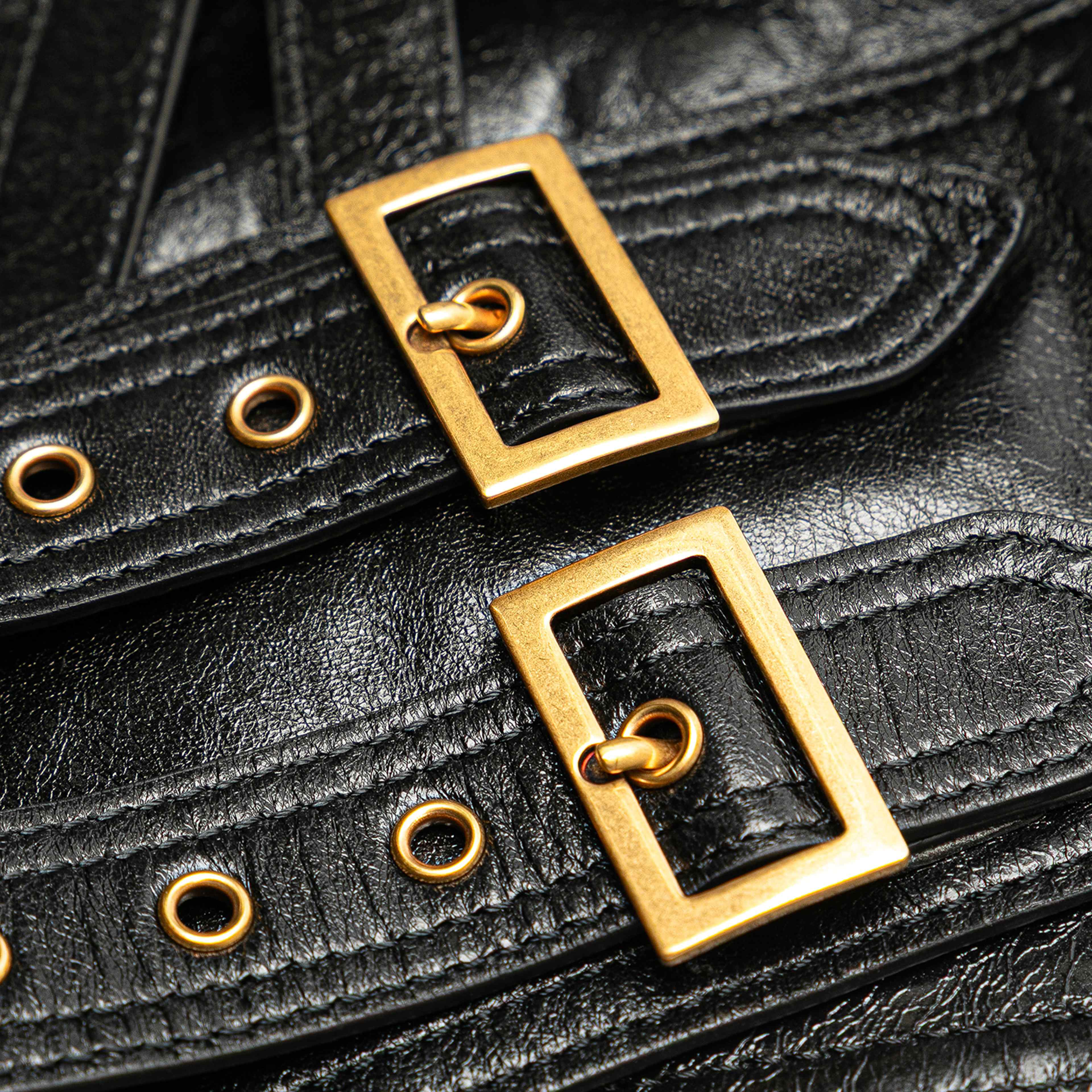 Dior Crinkled Lambskin Saddle Belt Bag, från Luxclusif, i färgen black.