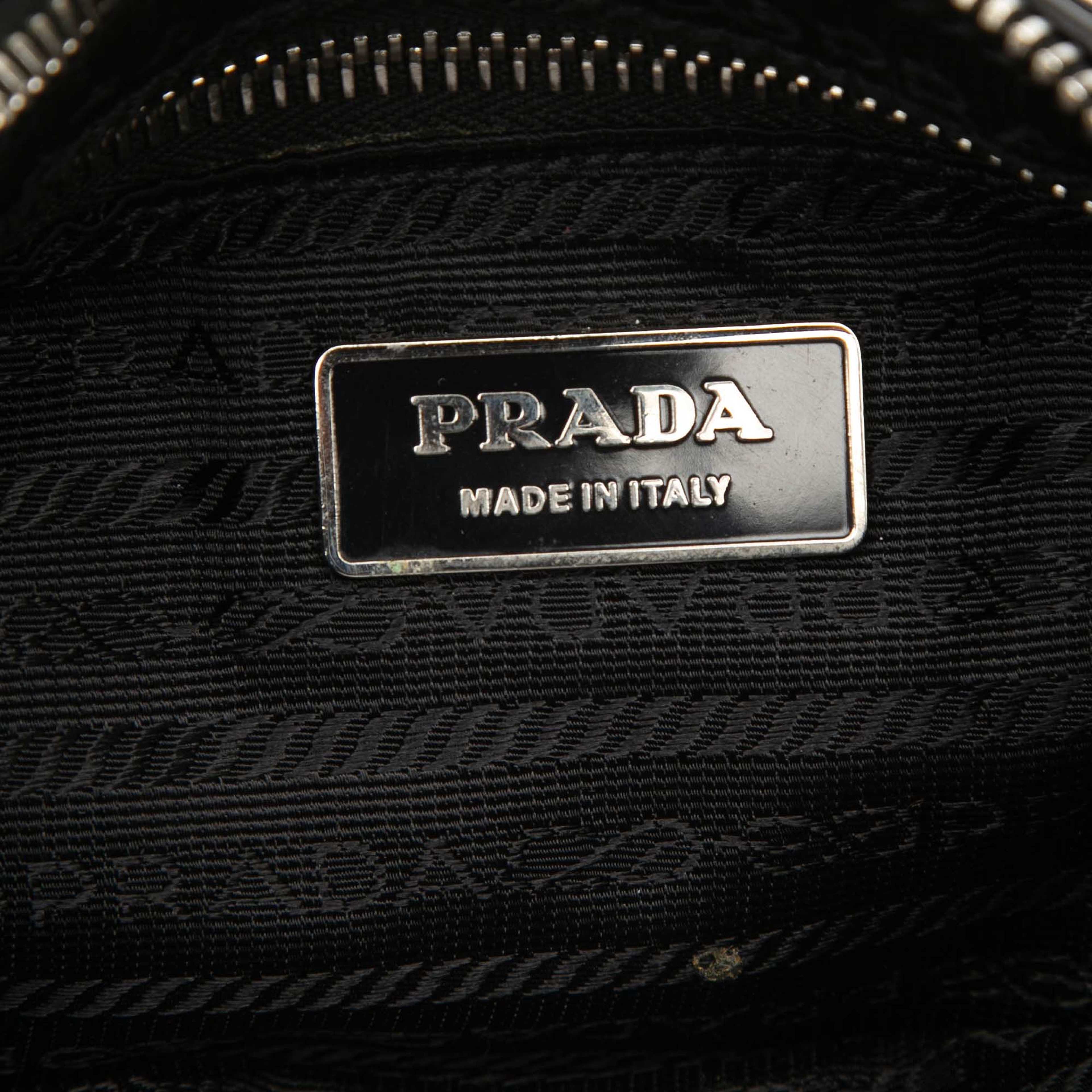 Prada Vitello Trimmed Tessuto Shoulder Bag, från Luxclusif, i färgen black. Klicka för att öppna bilden i stort format