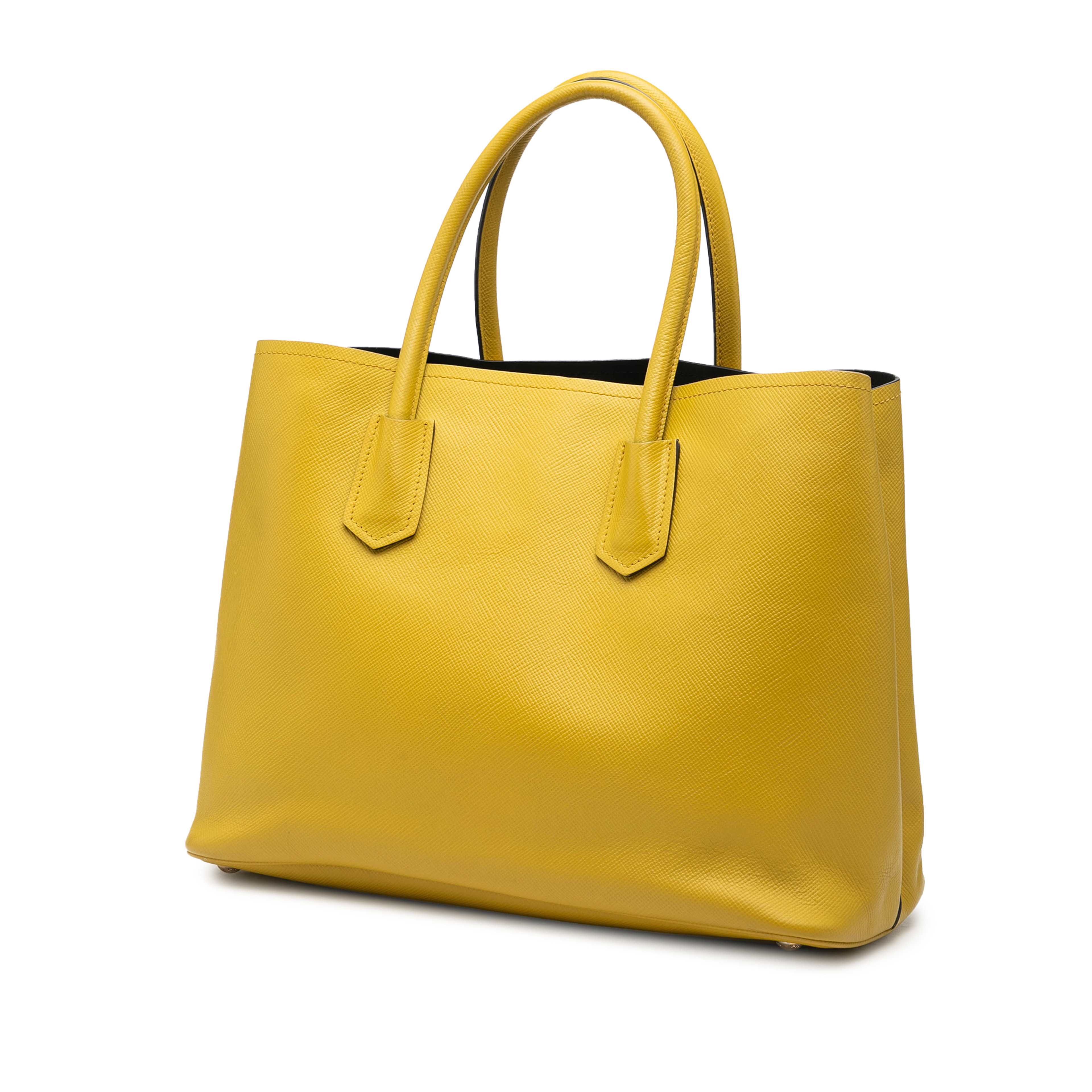 Prada Medium Saffiano Cuir Double Satchel, från Luxclusif, i färgen yellow. Klicka för att öppna bilden i stort format