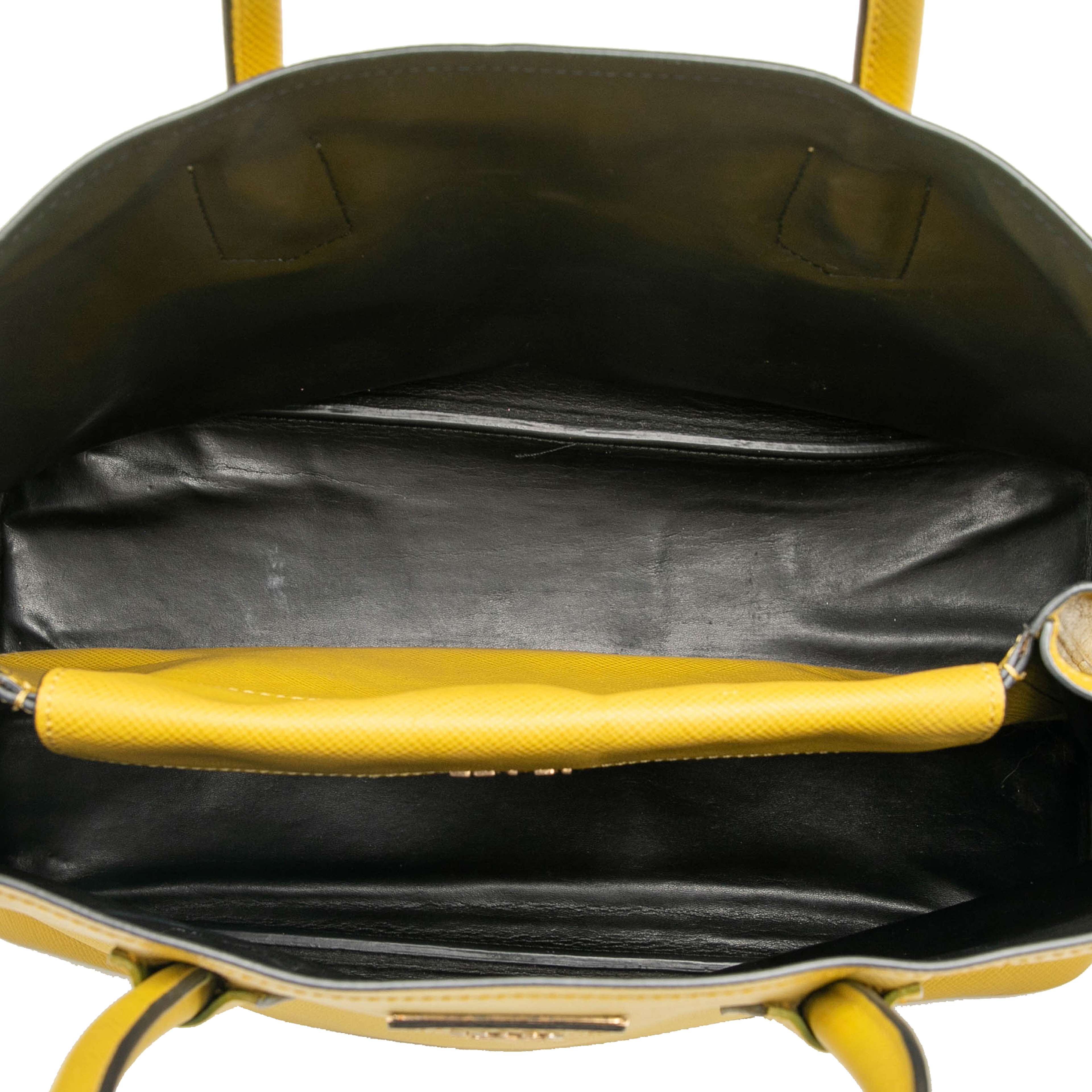 Prada Medium Saffiano Cuir Double Satchel, från Luxclusif, i färgen yellow. Klicka för att öppna bilden i stort format