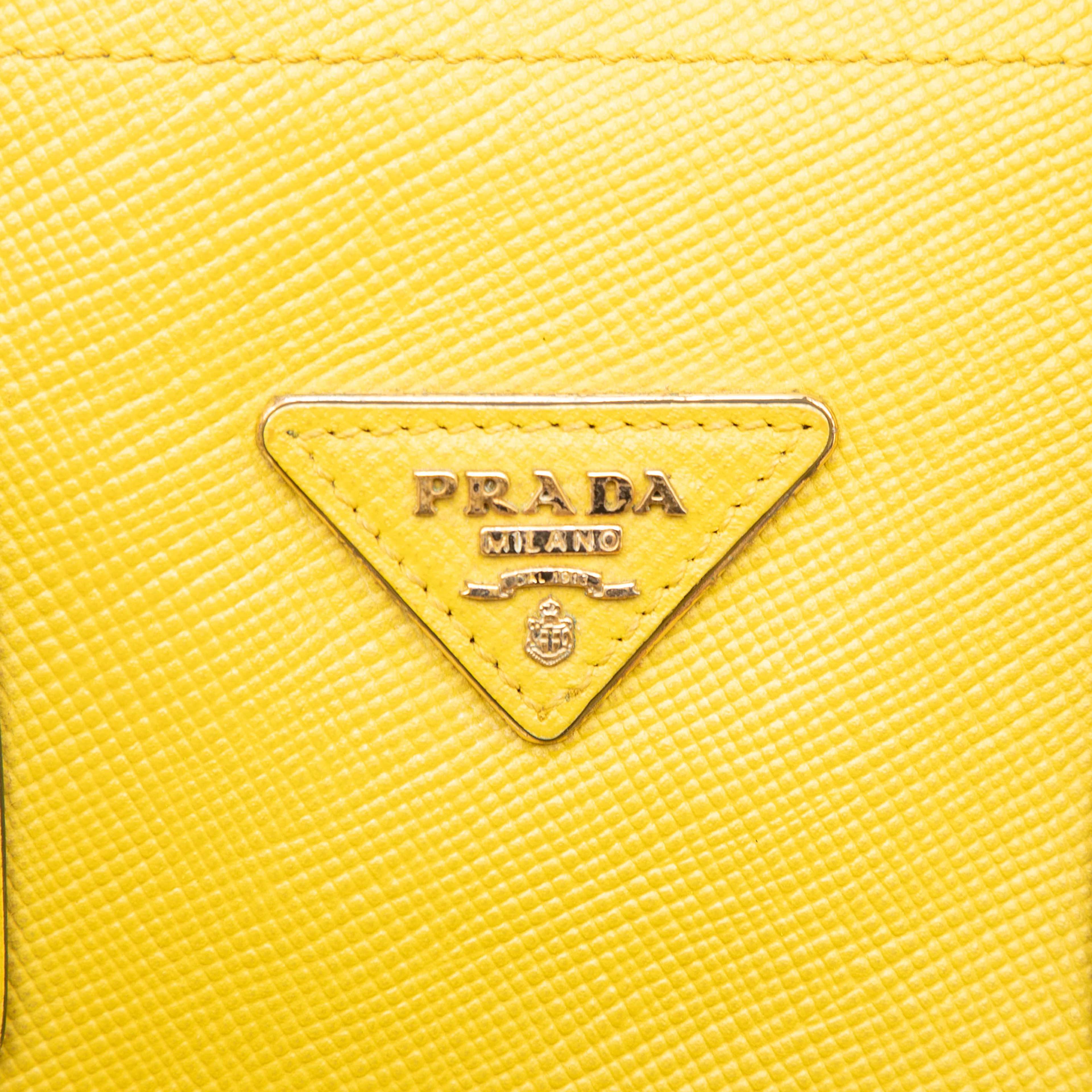 Prada Medium Saffiano Cuir Double Satchel, från Luxclusif, i färgen yellow. Klicka för att öppna bilden i stort format