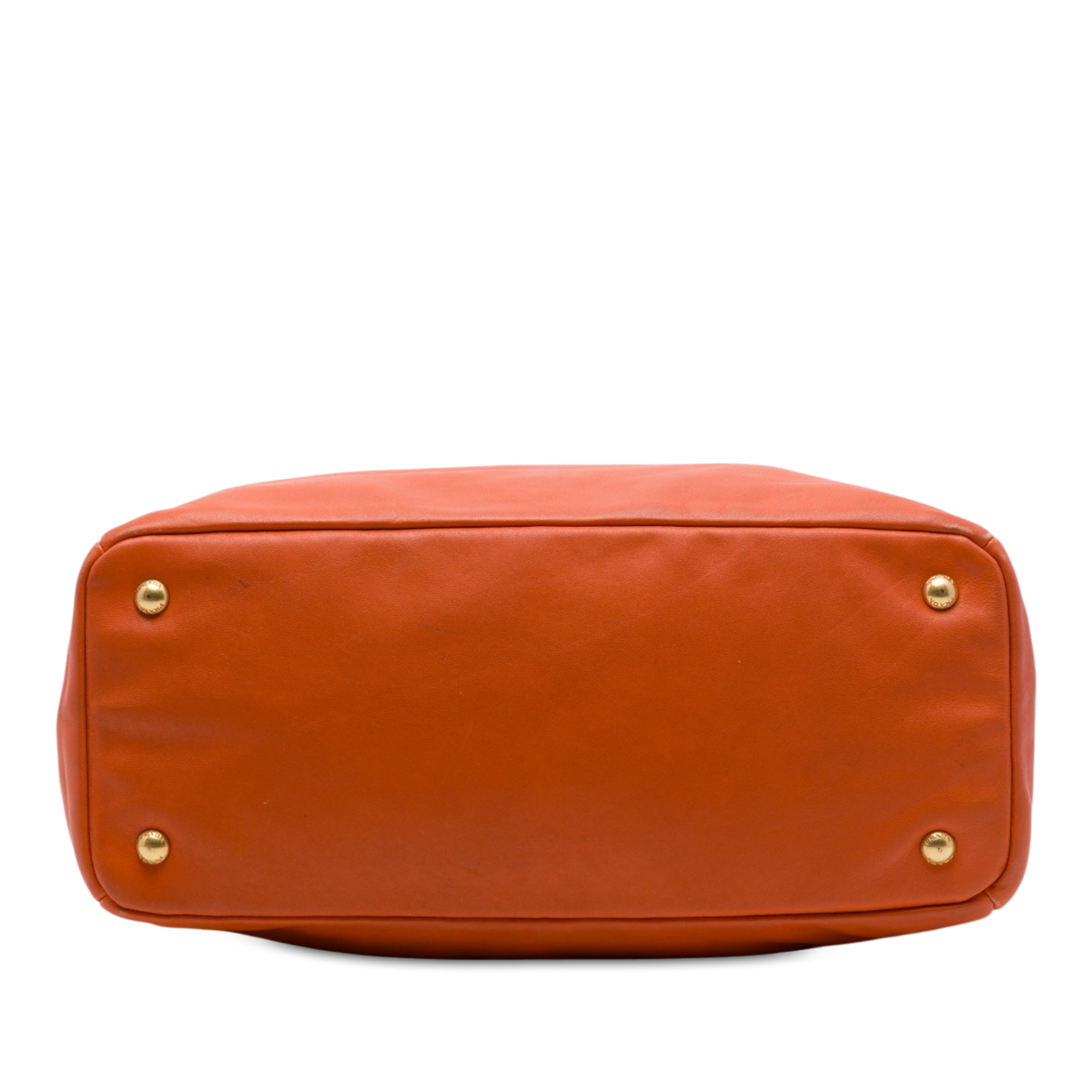 Prada Vitello Daino Front Zip Open Convertible Tote, från Luxclusif, i färgen orange. Klicka för att öppna bilden i stort format