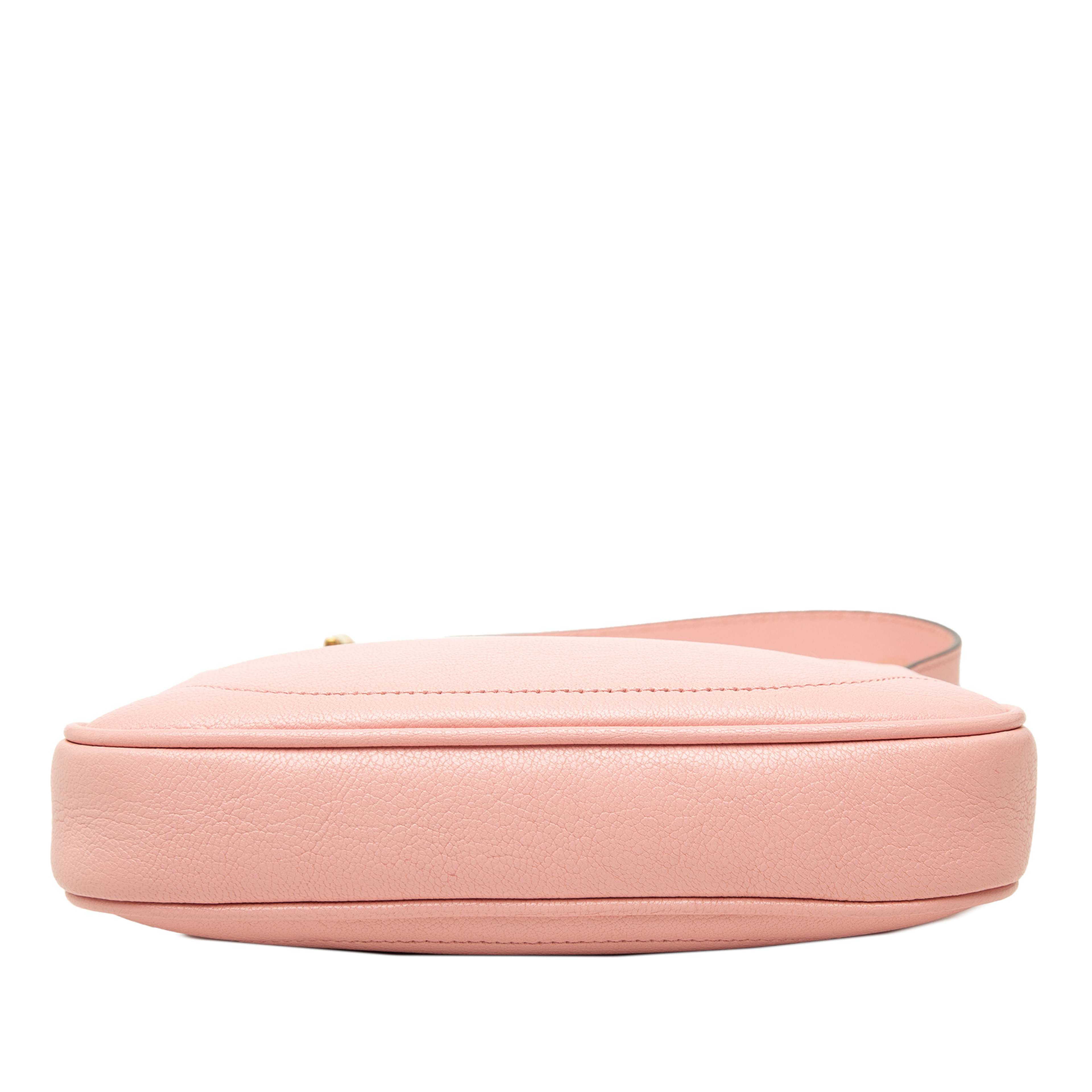 Gucci Mini Goatskin Aphrodite Shoulder Bag, från Luxclusif, i färgen rosa. Klicka för att öppna bilden i stort format