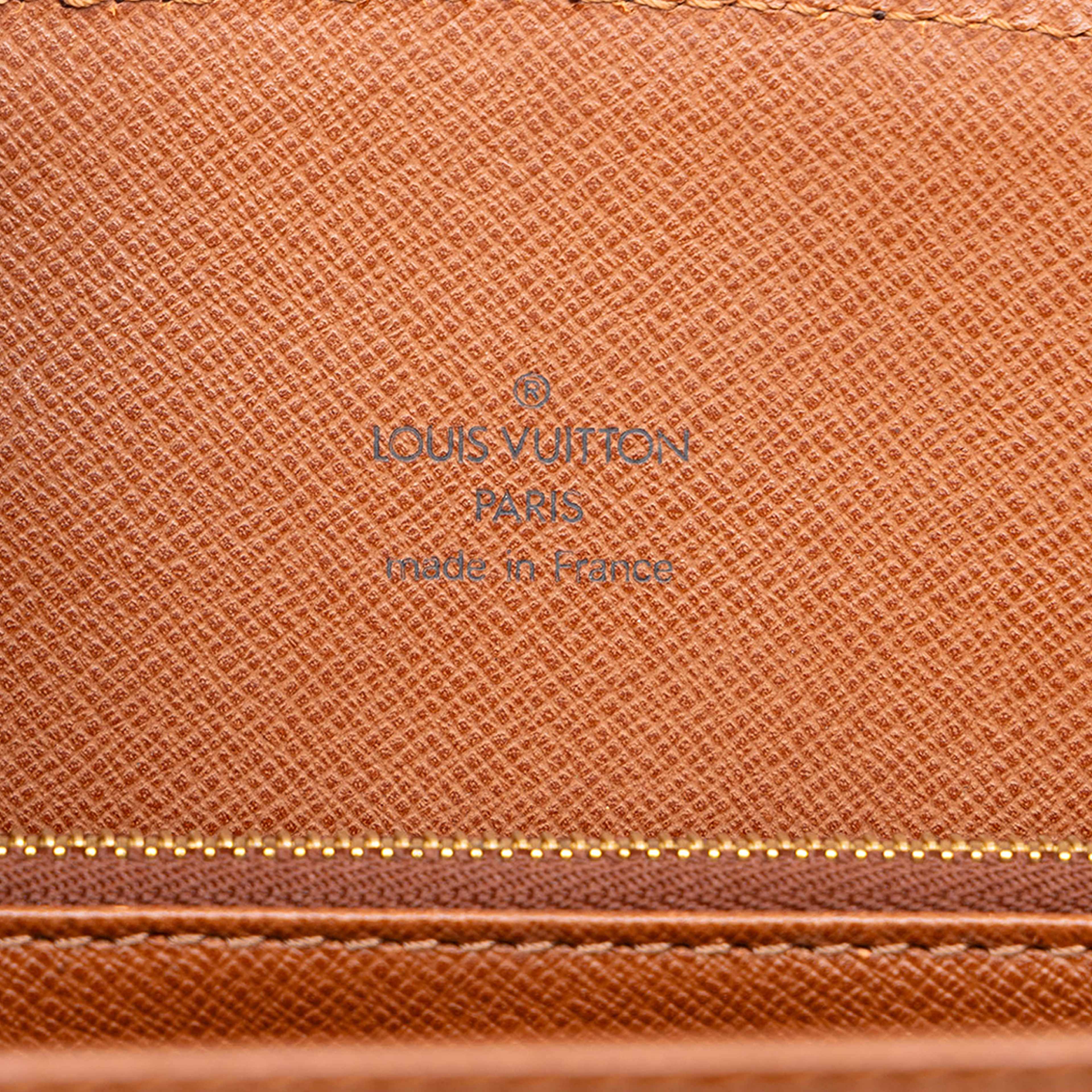Louis Vuitton Monogram Courcelles, från Luxclusif, i färgen brun. Klicka för att öppna bilden i stort format