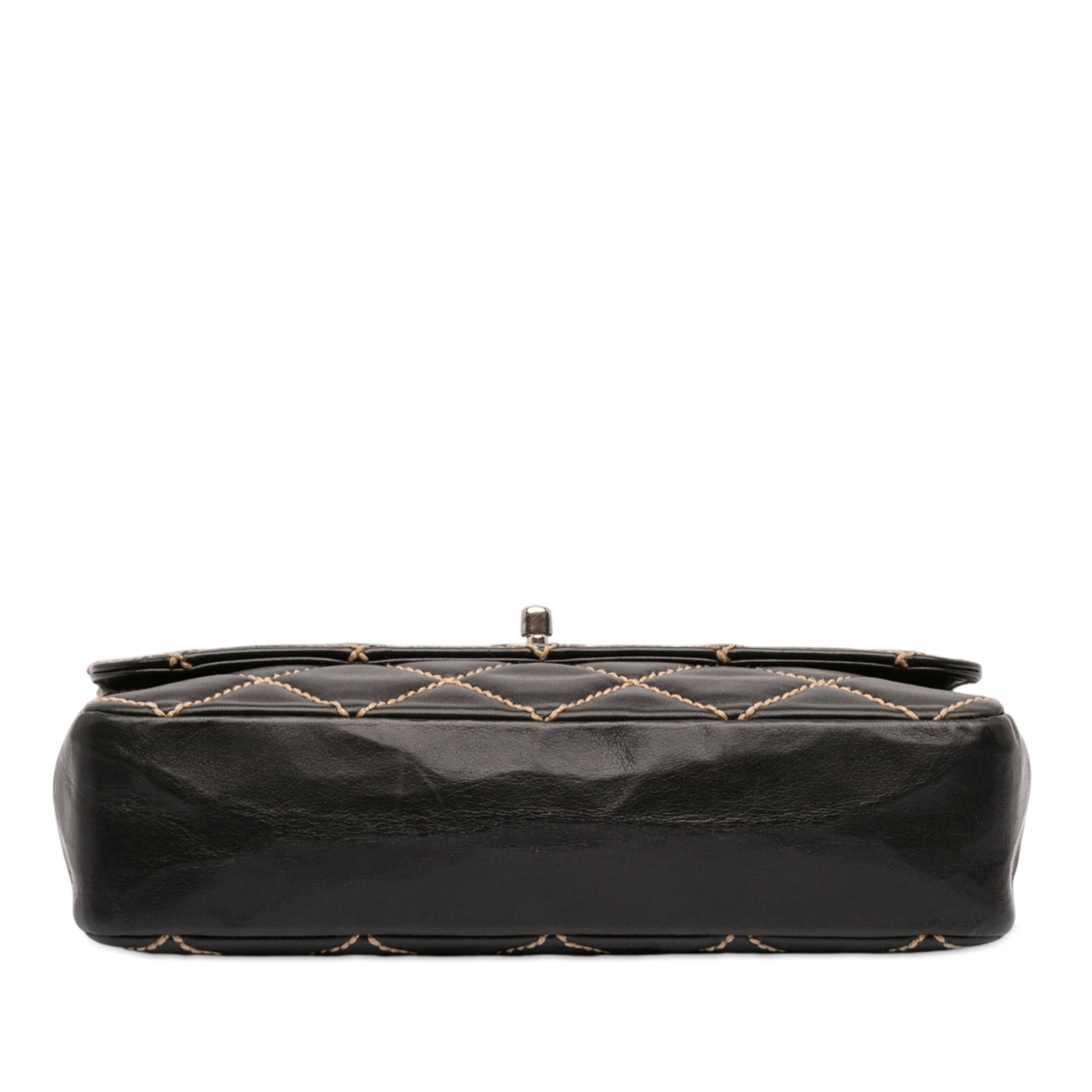 Chanel Cc Wild Stitch Lambskin Flap, från Luxclusif, i färgen black. Klicka för att öppna bilden i stort format