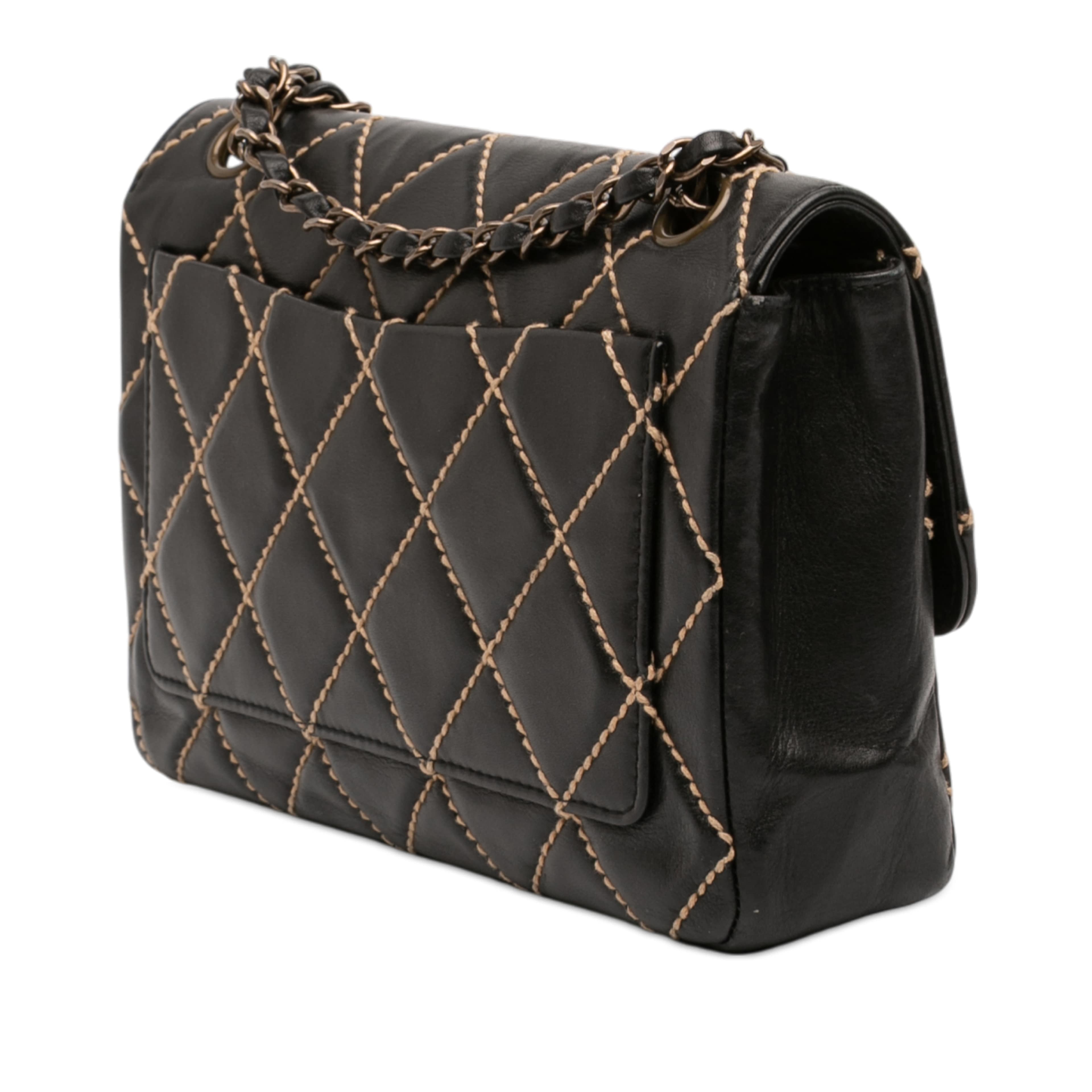 Chanel Cc Wild Stitch Lambskin Flap, från Luxclusif, i färgen black. Klicka för att öppna bilden i stort format